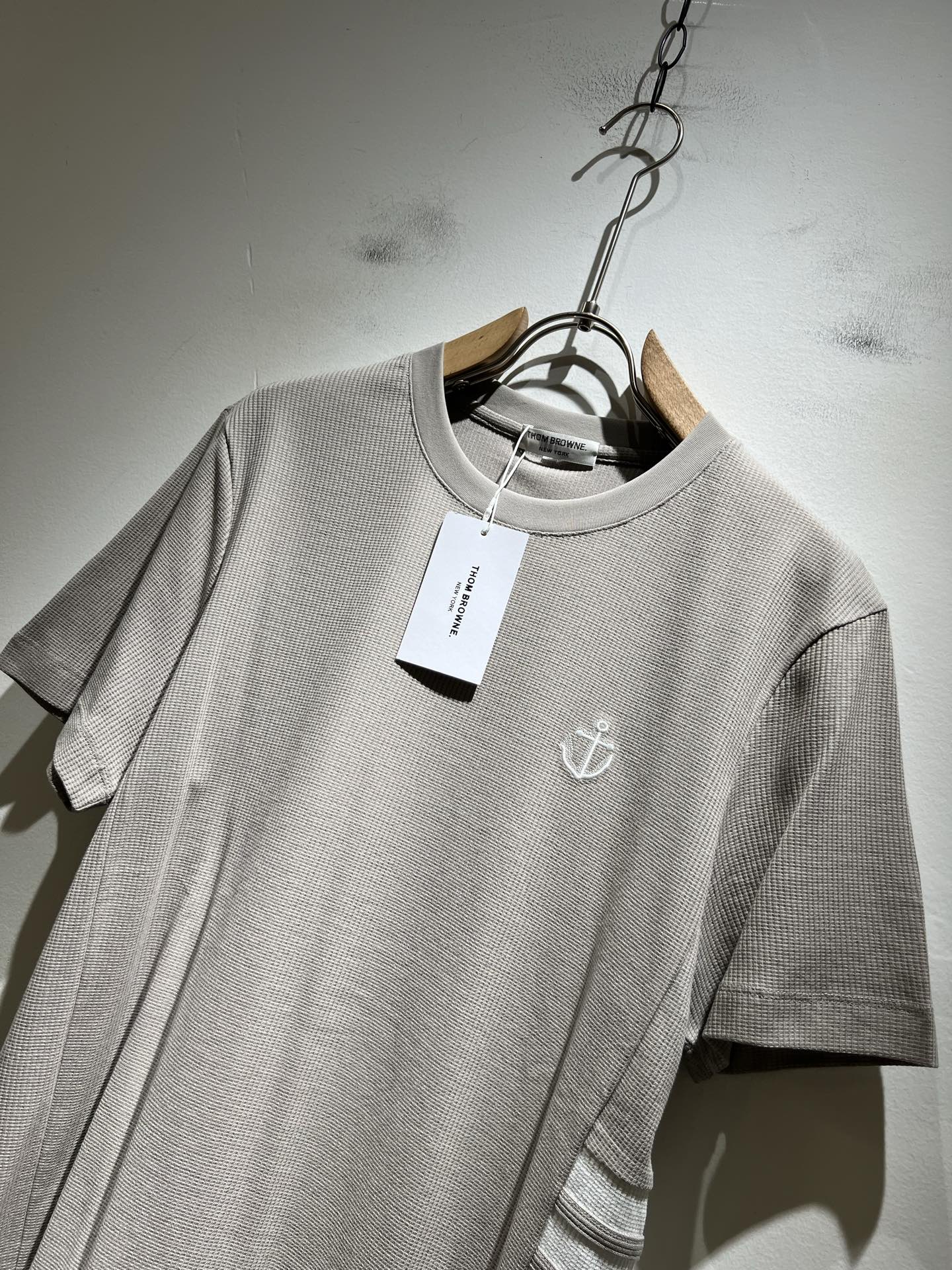 トムブラウン n級 ベージュTシャツ アンカーロゴ&立体ライン入りシルエット|スーパーコピーn級優良店 5 トムブラウン n級 ベージュTシャツ アンカーロゴ&立体ライン入りシルエット|スーパーコピー服