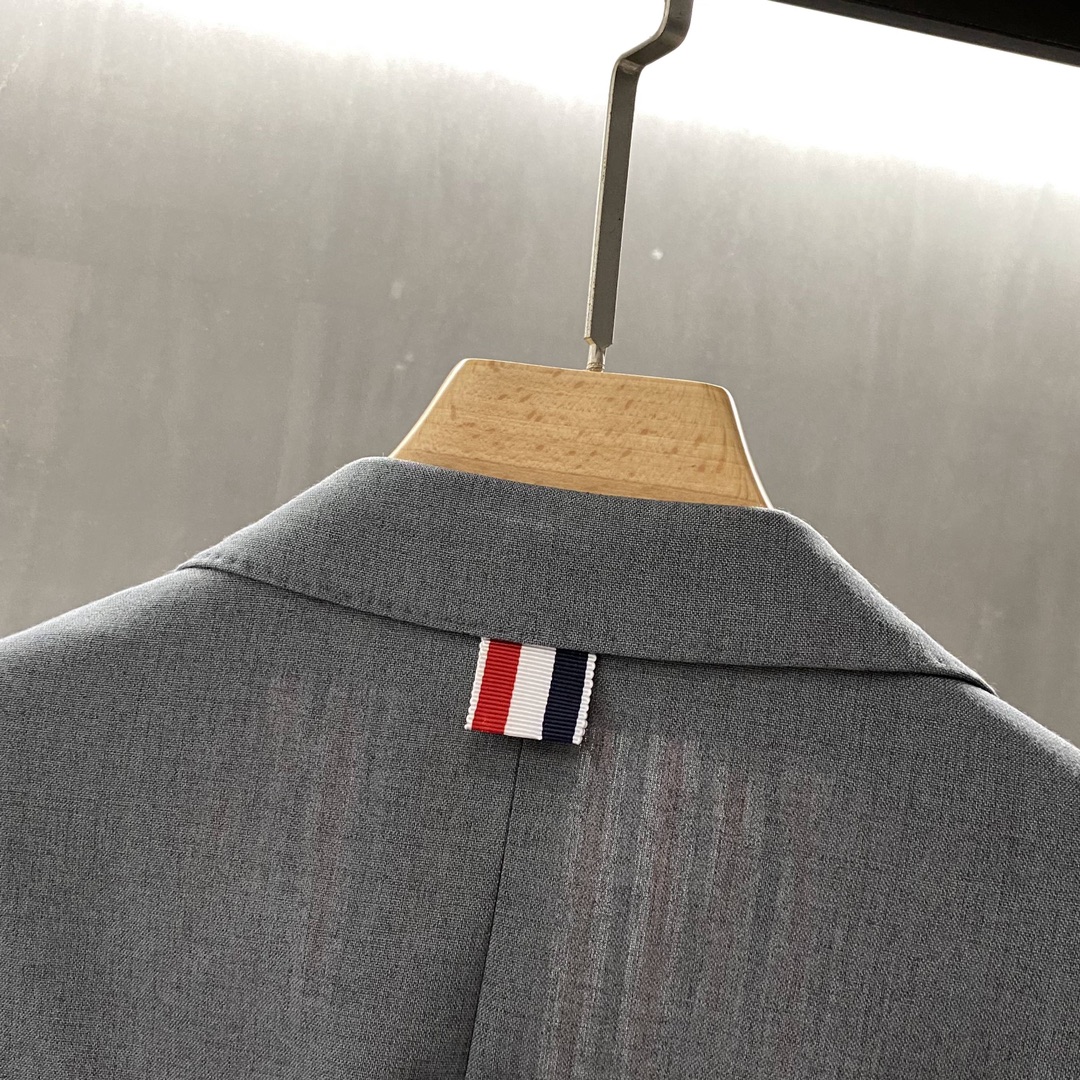 トムブラウン 激安通販 グレースーツセット クラシック2B仕立て&ストライプ裏地|スーパーコピーn級優良店 6 トムブラウン 激安通販 グレースーツセット クラシック2B仕立て&ストライプ裏地|スーパーコピー服