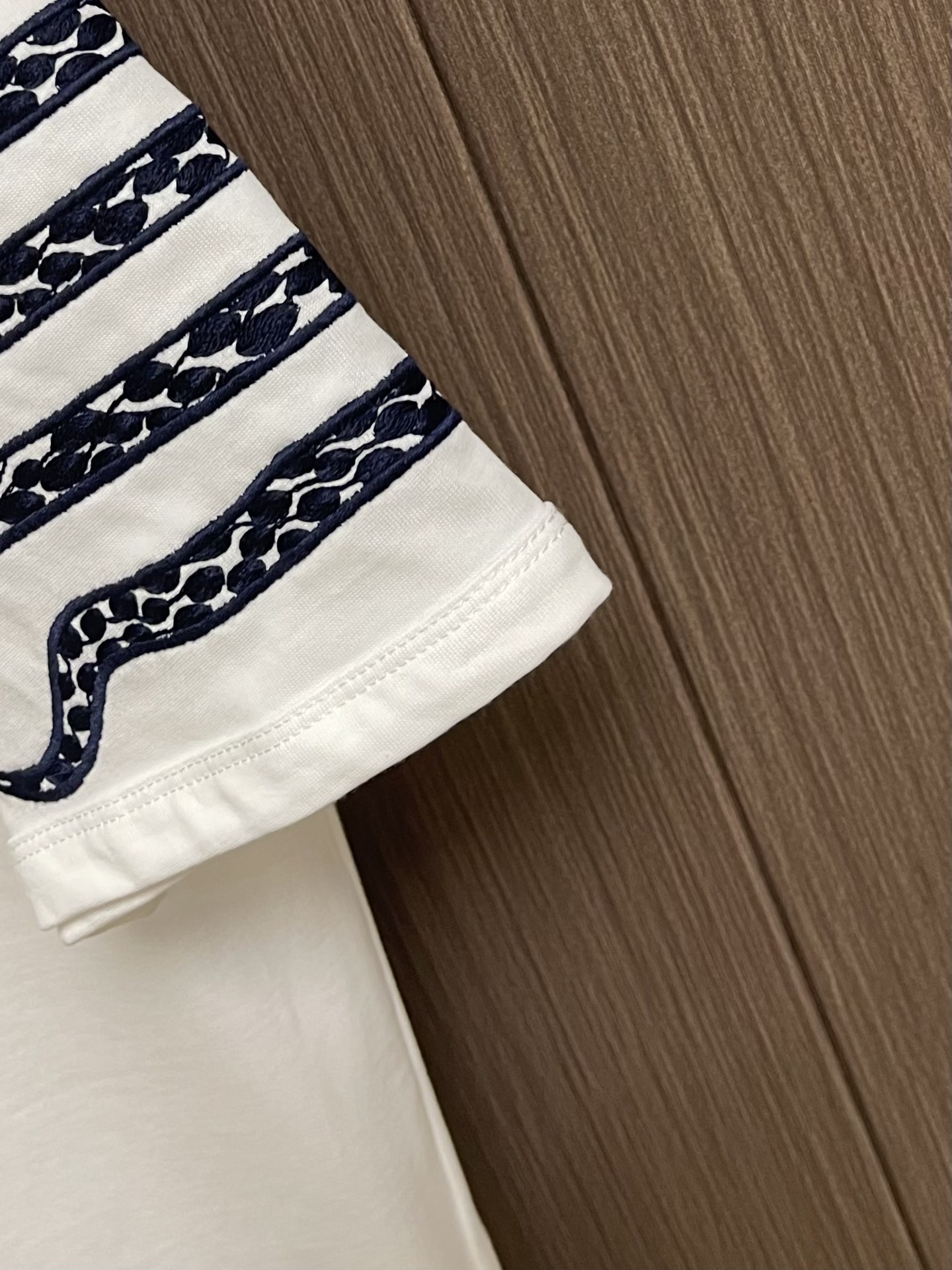 トムブラウン スーパーコピー ホワイトTシャツ 蛇柄刺繍&ネイビー4本ライン袖プリント|スーパーコピーn級優良店 5 トムブラウン スーパーコピー ホワイトTシャツ 蛇柄刺繍&ネイビー4本ライン袖プリント|スーパーコピー服