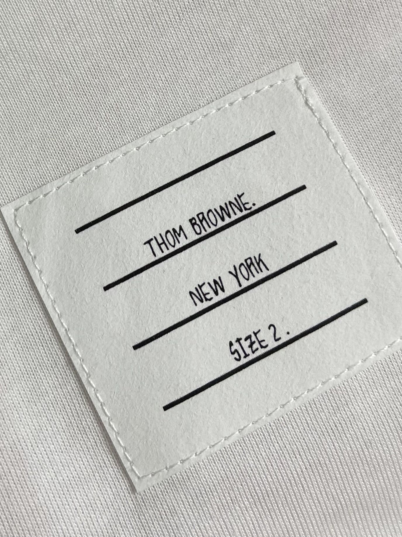 トムブラウン スーパーコピー ホワイトTシャツ 蛇柄刺繍&ネイビー4本ライン袖プリント|スーパーコピーn級優良店 6 トムブラウン スーパーコピー ホワイトTシャツ 蛇柄刺繍&ネイビー4本ライン袖プリント|スーパーコピー服