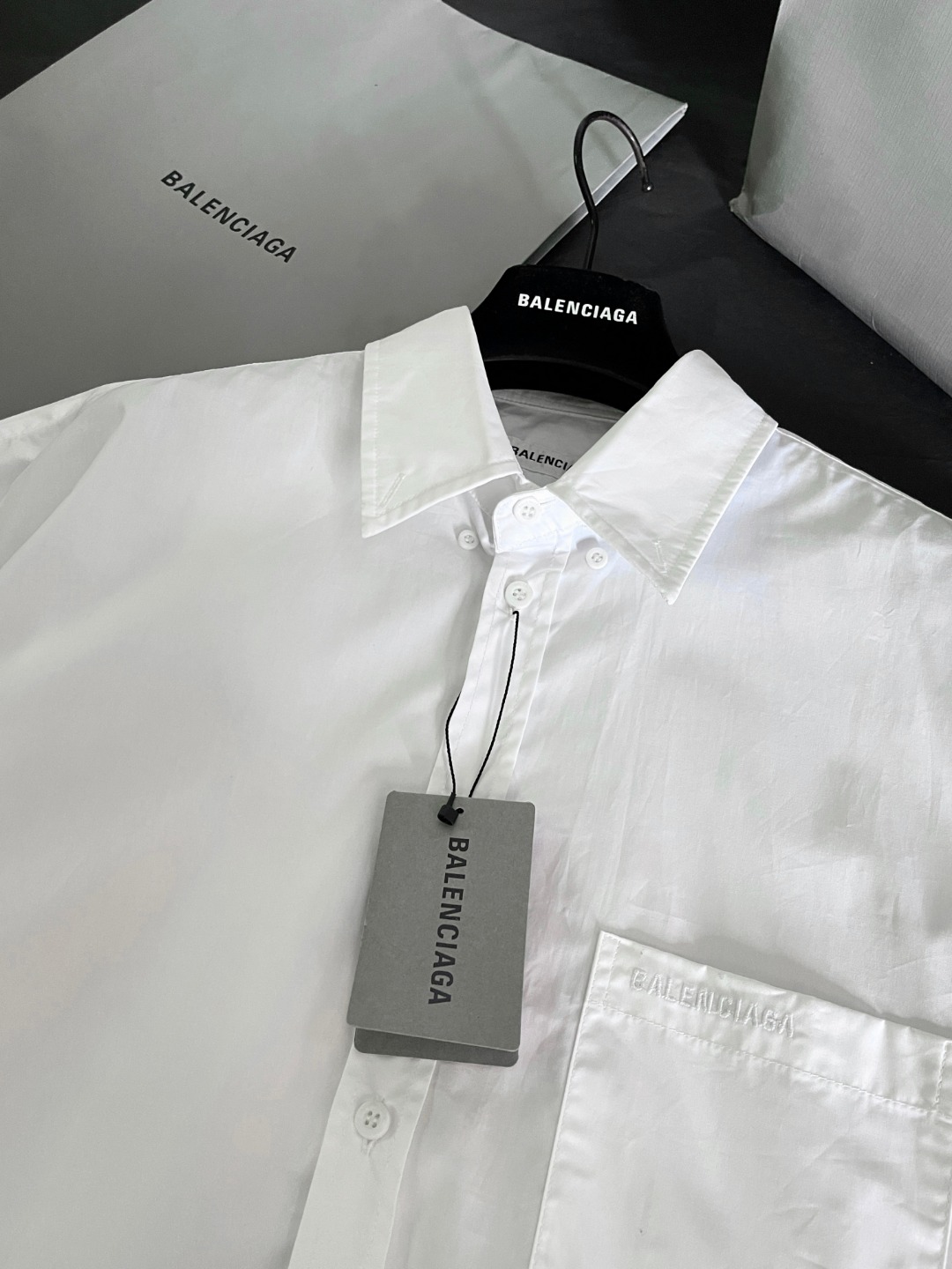 バレンシアガ 偽物販売店 半袖シャツ クラシックデザイン 上質な仕立て|スーパーコピーn級優良店 8 バレンシアガ 偽物販売店 半袖シャツ クラシックデザイン 上質な仕立て|スーパーコピー服