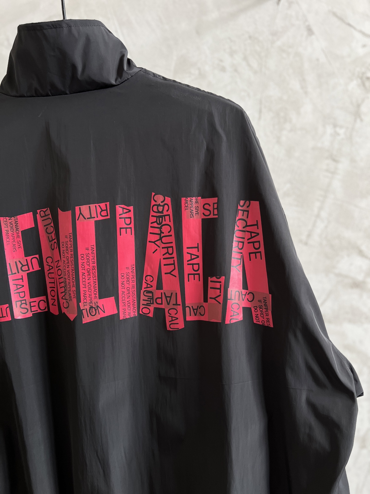 バレンシアガ 激安通販 ブラック×ピンクロゴジャケット バックプリント仕様|スーパーコピーn級優良店 4 バレンシアガ 激安通販 ブラック×ピンクロゴジャケット バックプリント仕様|スーパーコピー服