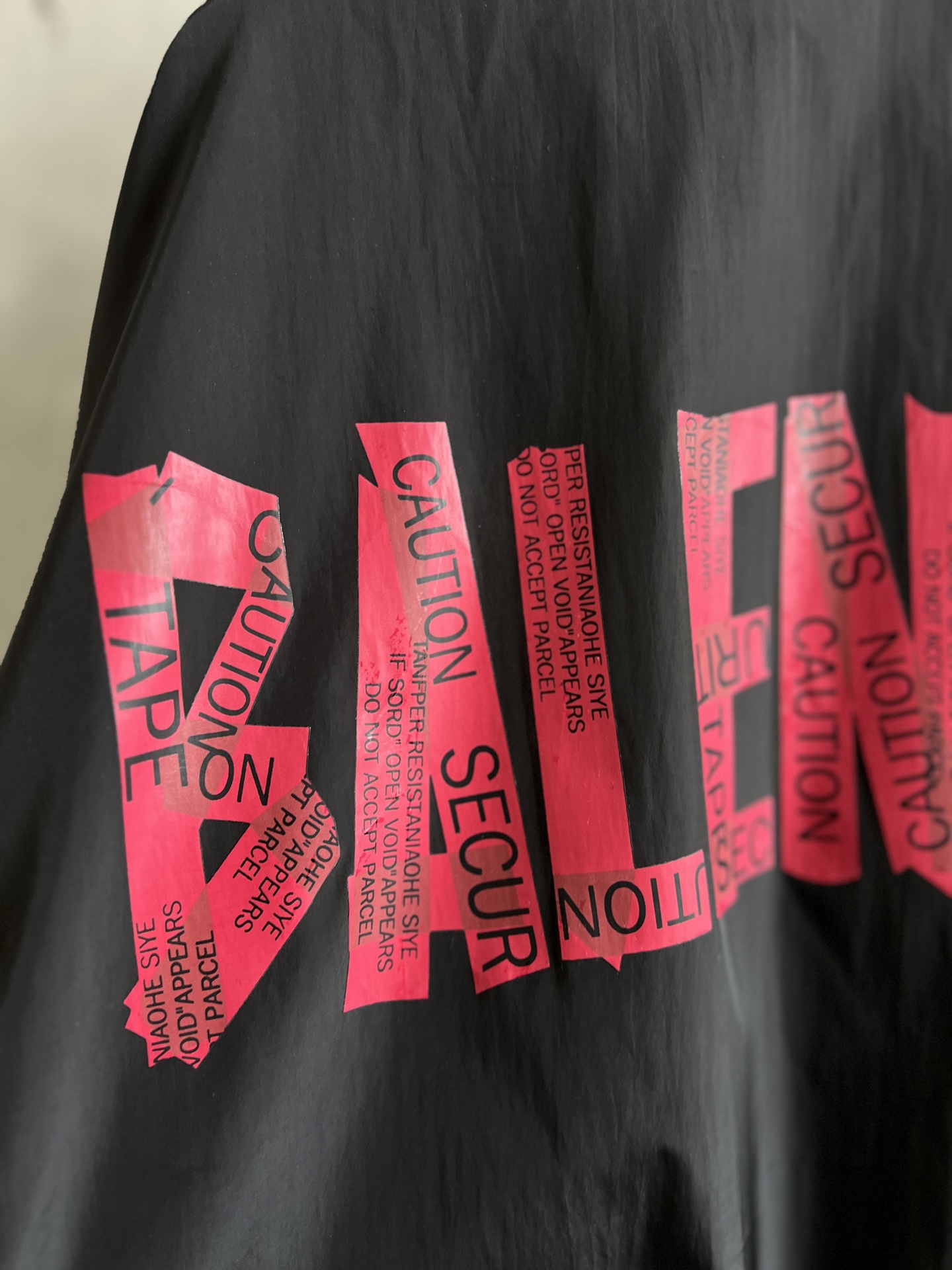 バレンシアガ 激安通販 ブラック×ピンクロゴジャケット バックプリント仕様|スーパーコピーn級優良店 7 バレンシアガ 激安通販 ブラック×ピンクロゴジャケット バックプリント仕様|スーパーコピー服