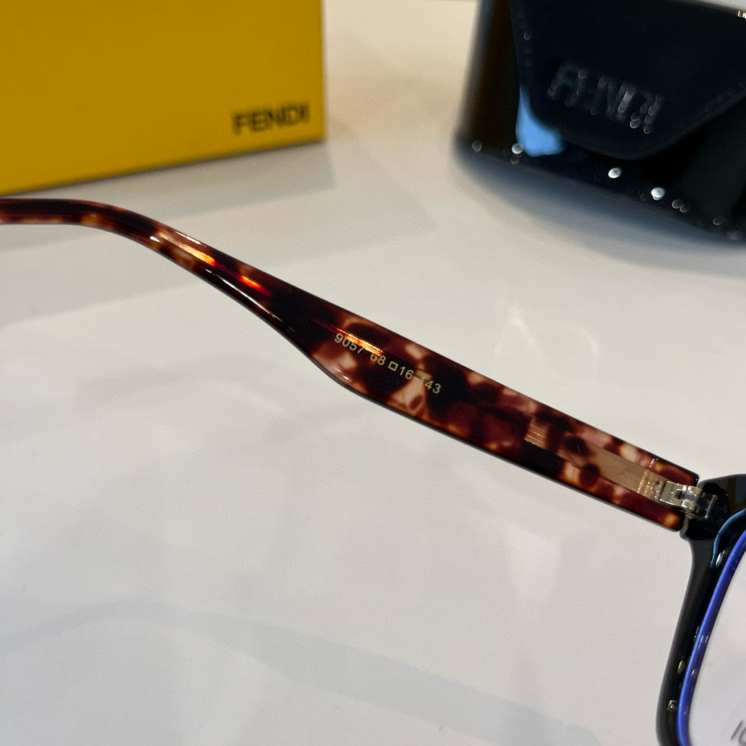 フェンディ 偽物 バレない再現度 メガネフレーム スクエア型 高級感漂う知的デザイン|スーパーコピーn級優良店 2 フェンディ 偽物 バレない再現度 メガネフレーム スクエア型 高級感漂う知的デザイン|スーパーコピー服