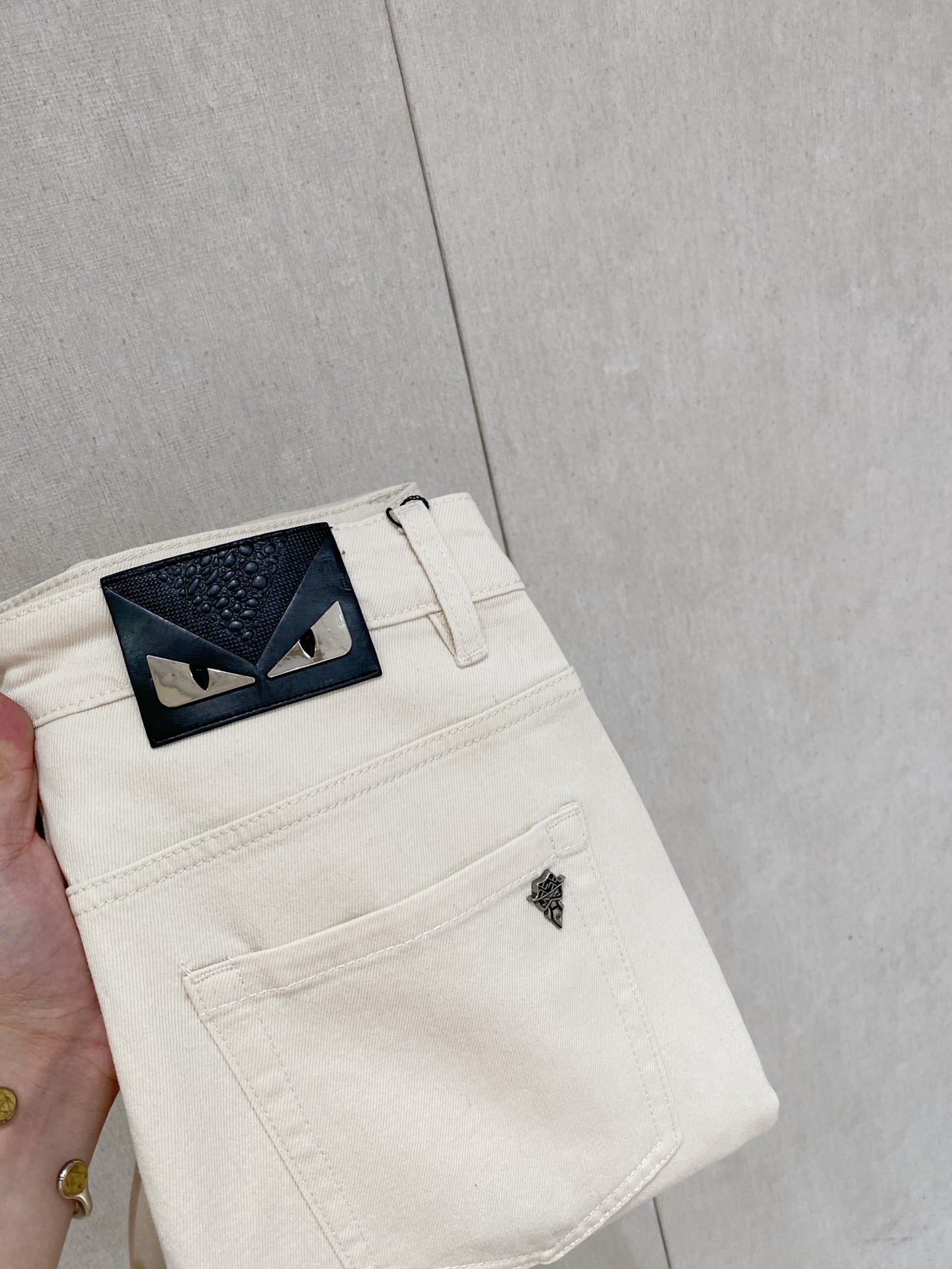 フェンディ ブランド コピー デニムパンツ ロールアップ仕様 高級感ある仕立て|スーパーコピーn級優良店 3 フェンディ ブランド コピー デニムパンツ ロールアップ仕様 高級感ある仕立て|スーパーコピー服