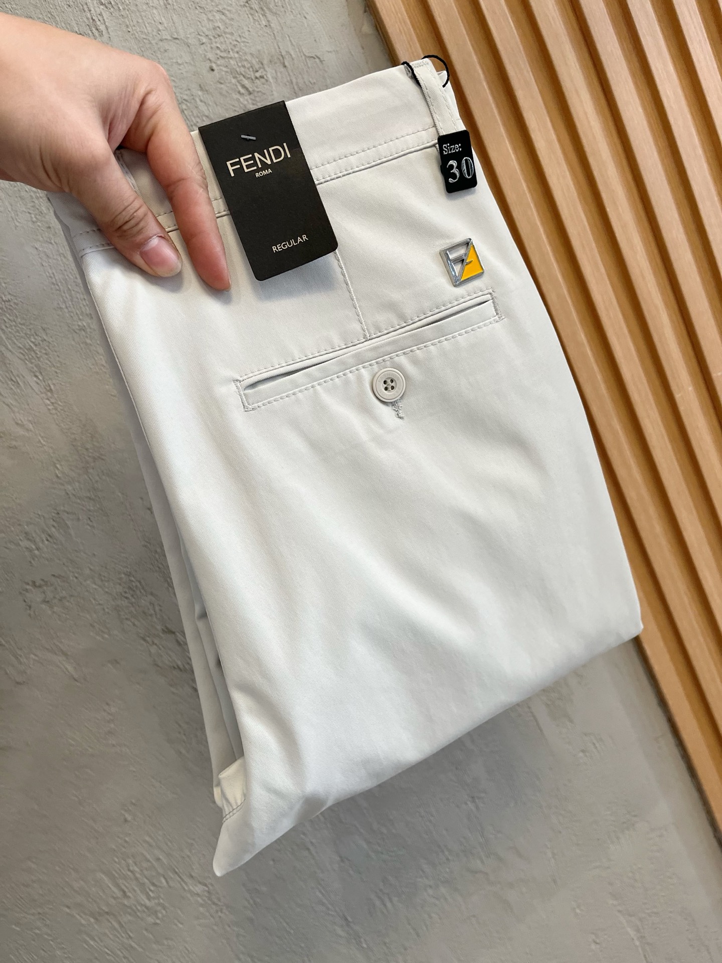 フェンディ n級コピー ホワイトロングパンツ シンプル美脚ライン|スーパーコピーn級優良店 3 フェンディ n級コピー ホワイトロングパンツ シンプル美脚ライン|スーパーコピー服