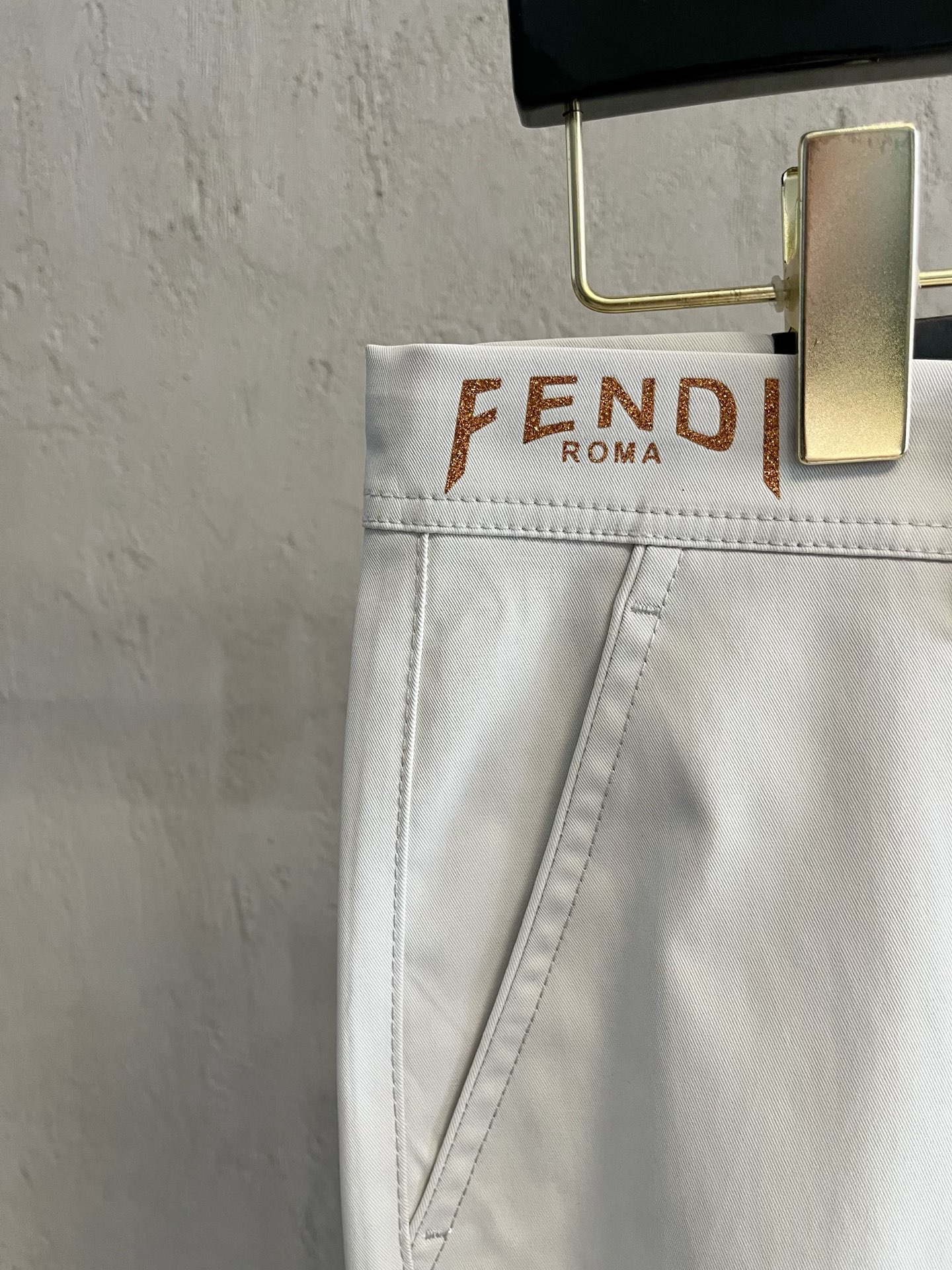 フェンディ n級コピー ホワイトロングパンツ シンプル美脚ライン|スーパーコピーn級優良店 5 フェンディ n級コピー ホワイトロングパンツ シンプル美脚ライン|スーパーコピー服