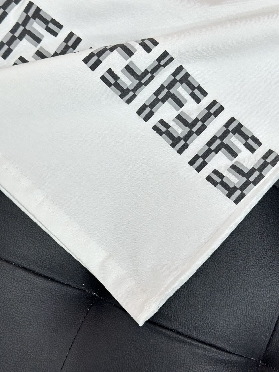 フェンディ 芸能人偽物 Tシャツ ジップポケットデザイン ホワイト|スーパーコピーn級優良店 9 フェンディ 芸能人偽物 Tシャツ ジップポケットデザイン ホワイト|スーパーコピー服