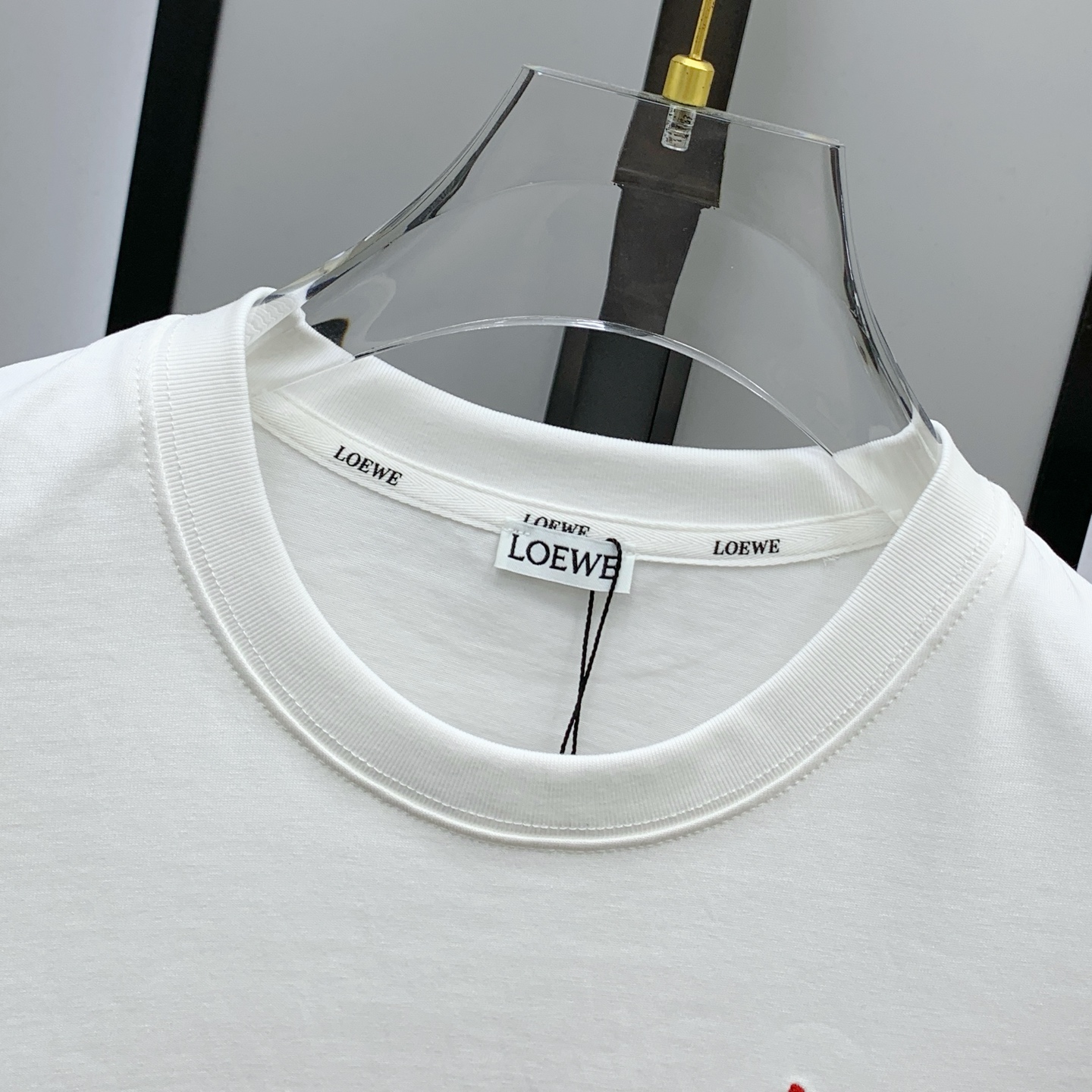 ロエベ 偽物 バレない再現度 Tシャツ ポケット刺繍 キャラクターデザイン|スーパーコピーn級優良店 4 ロエベ 偽物 バレない再現度 Tシャツ ポケット刺繍 キャラクターデザイン|スーパーコピー服