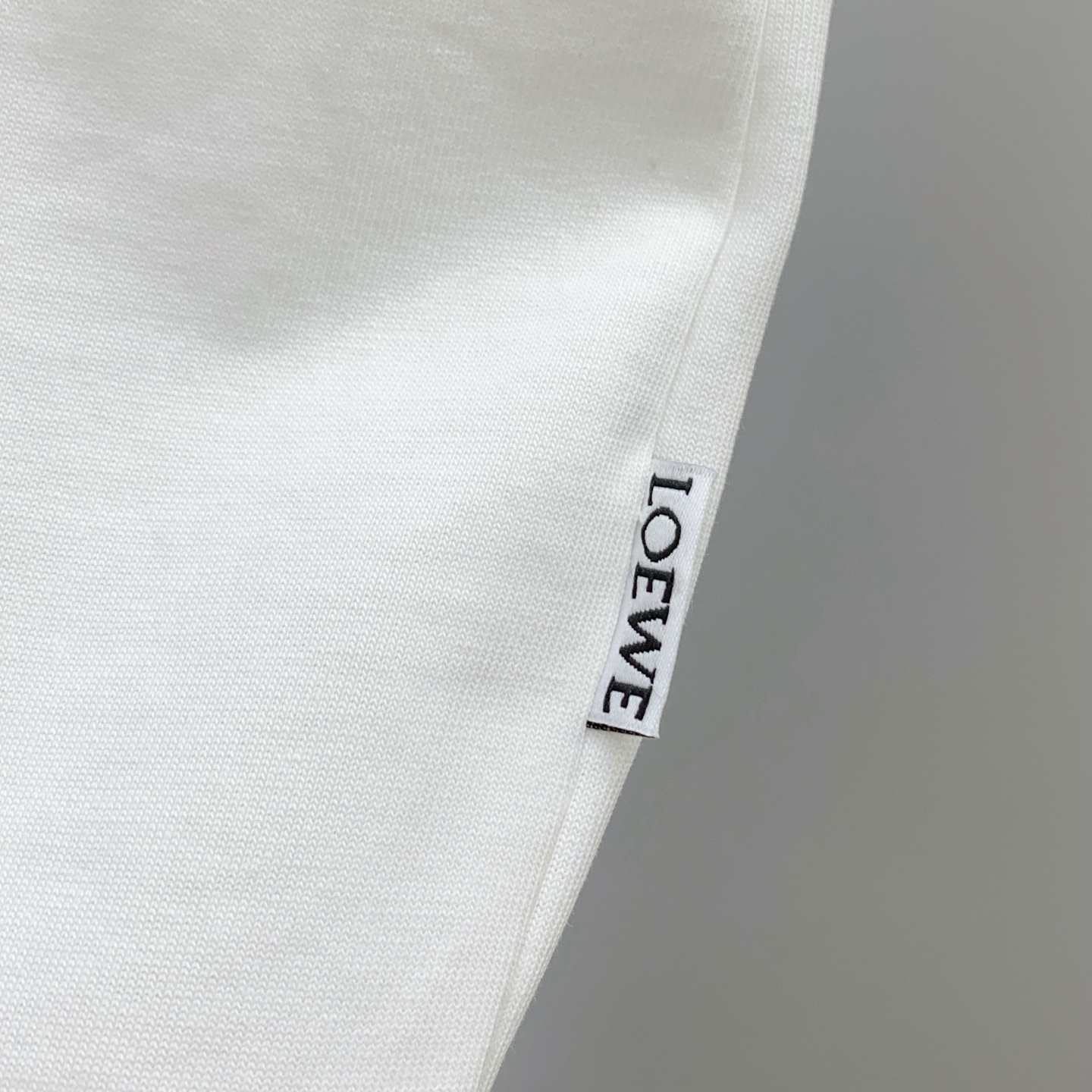 ロエベ 偽物 バレない再現度 Tシャツ ポケット刺繍 キャラクターデザイン|スーパーコピーn級優良店 7 ロエベ 偽物 バレない再現度 Tシャツ ポケット刺繍 キャラクターデザイン|スーパーコピー服