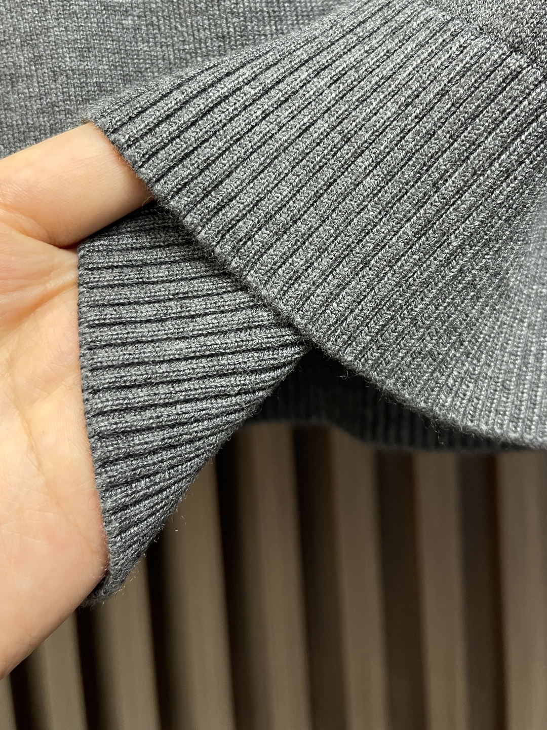 トムブラウン n級 ニットTシャツ 袖ライン入り グレートーンミニマル|スーパーコピーn級優良店 5 トムブラウン n級 ニットTシャツ 袖ライン入り グレートーンミニマル|スーパーコピー服