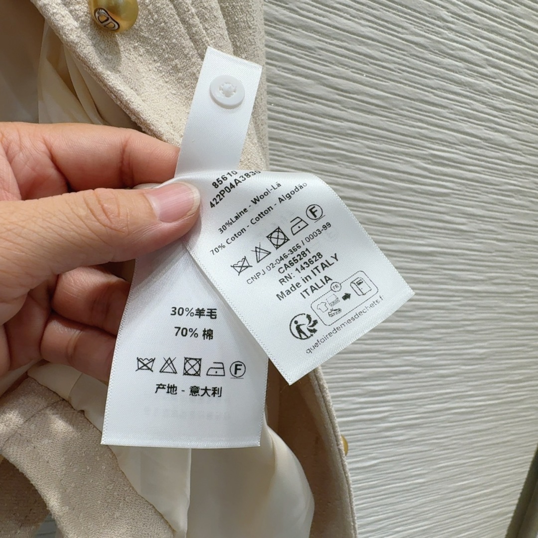 ディオール n級コピー ジャケット ホワイト ゴールドボタン 高級感仕立て|スーパーコピーn級優良店 8 ディオール n級コピー ジャケット ホワイト ゴールドボタン 高級感仕立て|スーパーコピー服