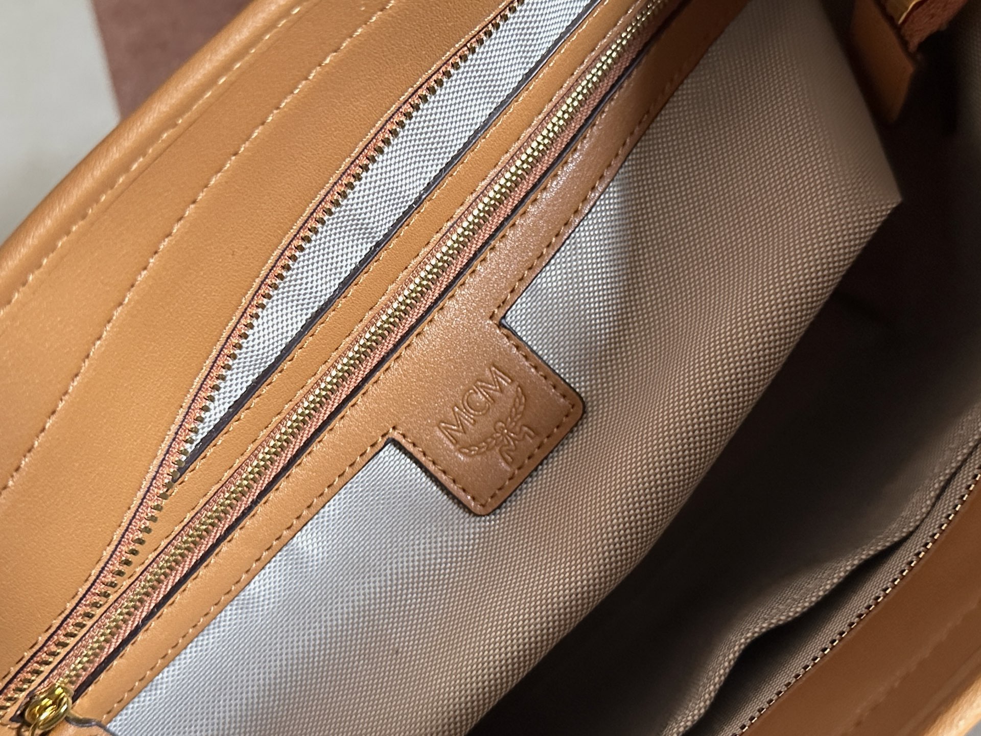 MCM n級コピー トートバッグ ヴィセトス柄 大容量キャメルカラー|スーパーコピーn級優良店 8 MCM n級コピー トートバッグ ヴィセトス柄 大容量キャメルカラー|スーパーコピー服