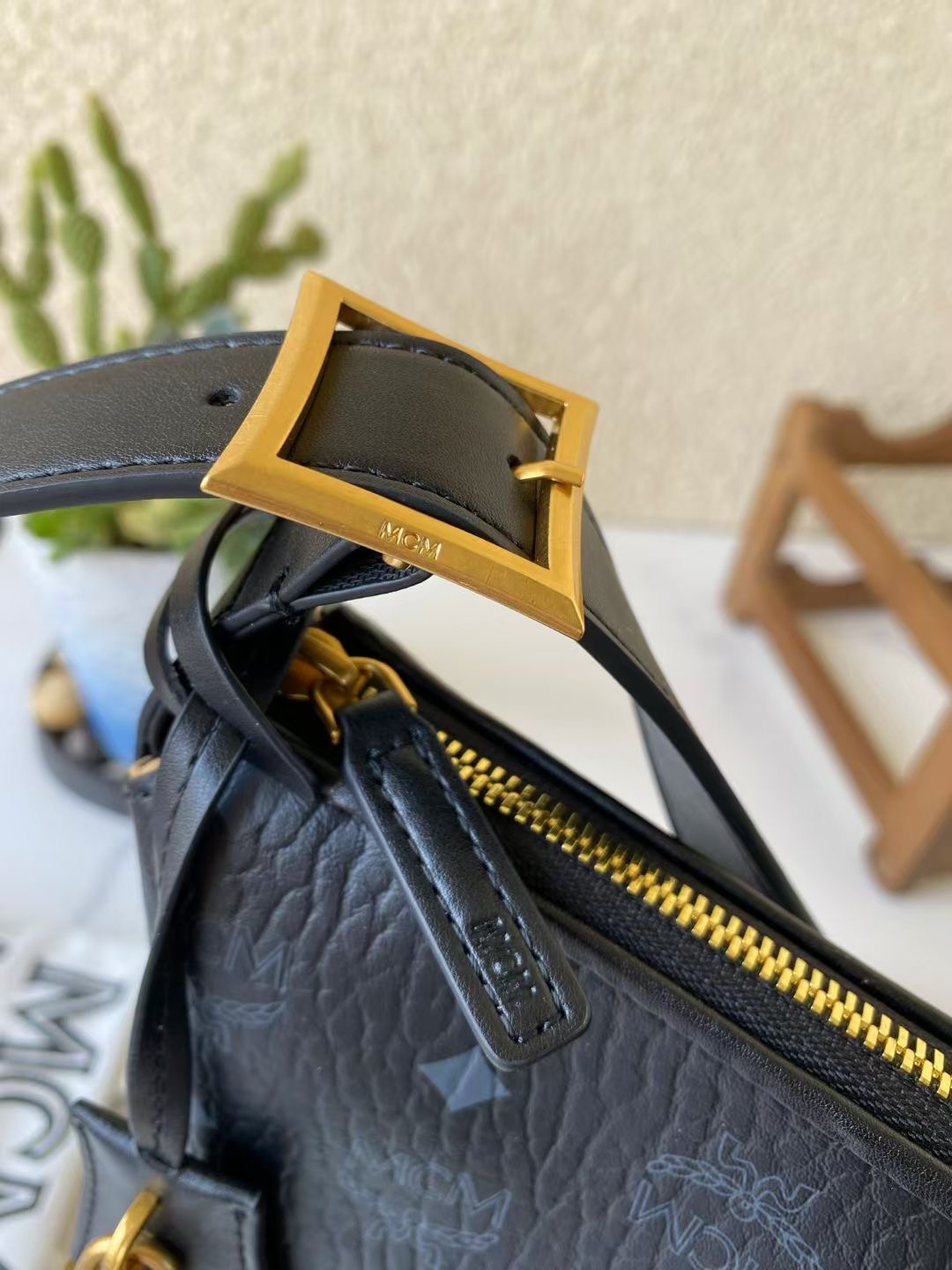 エムシーエム 偽物販売店 ブラック モノグラム ホーボーバッグ 上質レザー 高級感溢れるショルダー|スーパーコピーn級優良店 6 エムシーエム 偽物販売店 ブラック モノグラム ホーボーバッグ 上質レザー 高級感溢れるショルダー|スーパーコピー服