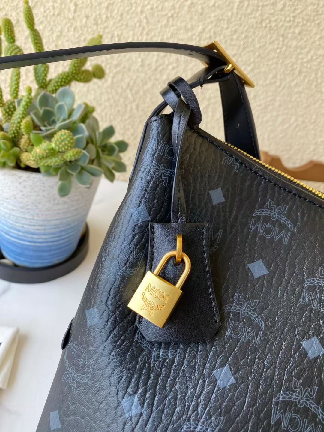 エムシーエム 偽物販売店 ブラック モノグラム ホーボーバッグ 上質レザー 高級感溢れるショルダー|スーパーコピーn級優良店 7 エムシーエム 偽物販売店 ブラック モノグラム ホーボーバッグ 上質レザー 高級感溢れるショルダー|スーパーコピー服