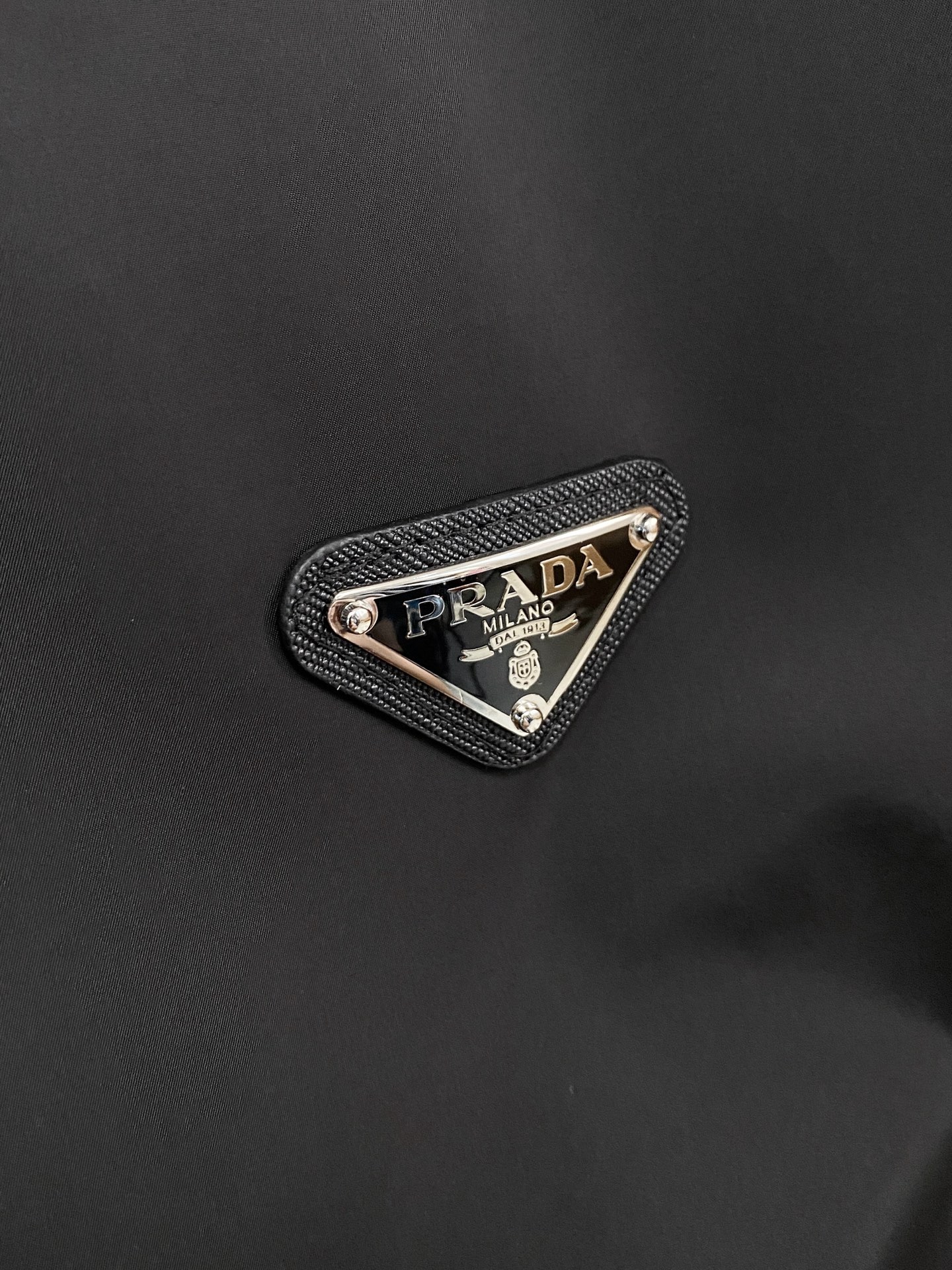 プラダ n級コピー フード付きナイロンジャケット 軽量撥水 ブラックモデル|スーパーコピーn級優良店 6 プラダ n級コピー フード付きナイロンジャケット 軽量撥水 ブラックモデル|スーパーコピー服