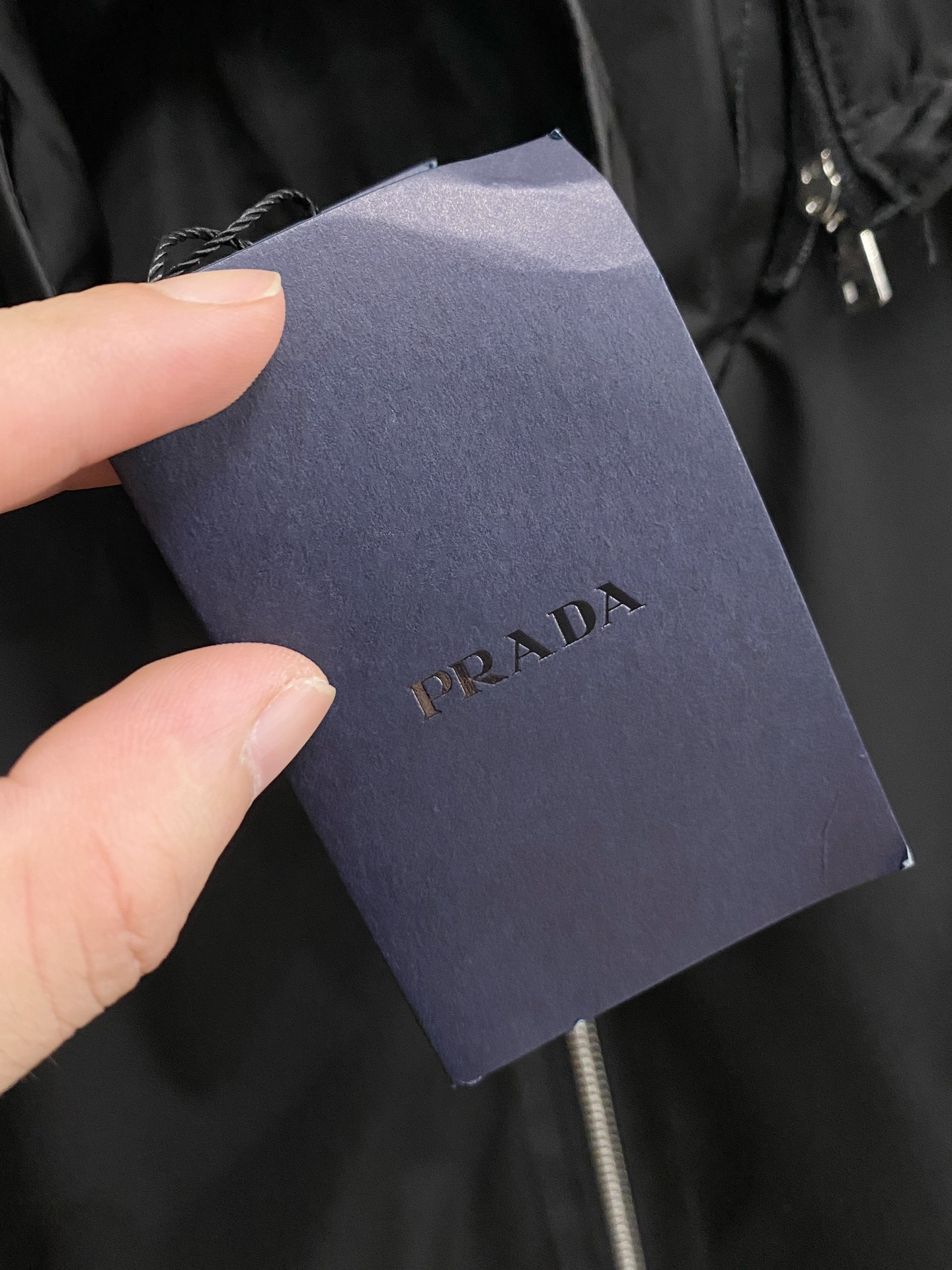 プラダ n級コピー フード付きナイロンジャケット 軽量撥水 ブラックモデル|スーパーコピーn級優良店 7 プラダ n級コピー フード付きナイロンジャケット 軽量撥水 ブラックモデル|スーパーコピー服