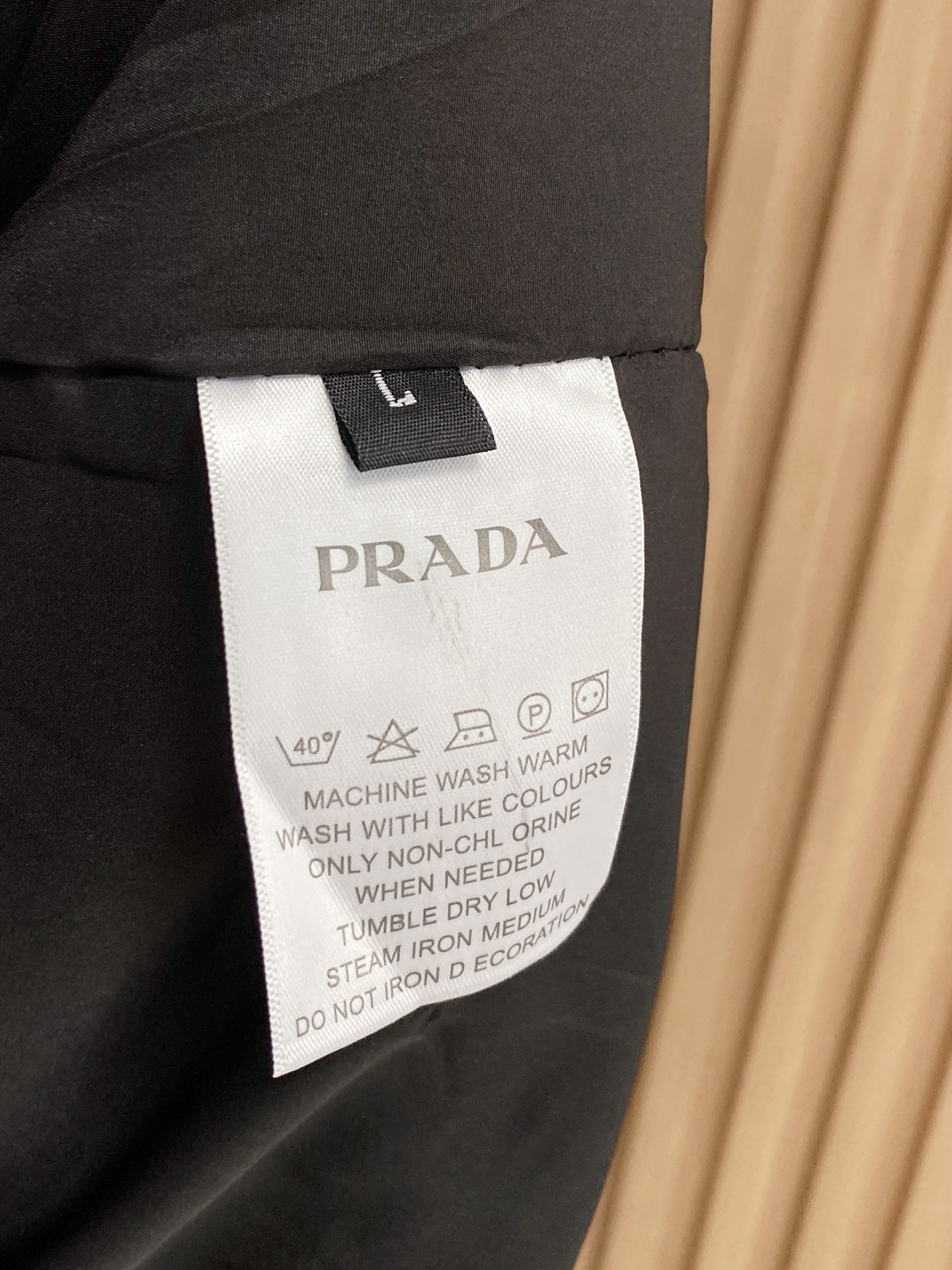 プラダ n級コピー フード付きナイロンジャケット 軽量撥水 ブラックモデル|スーパーコピーn級優良店 8 プラダ n級コピー フード付きナイロンジャケット 軽量撥水 ブラックモデル|スーパーコピー服