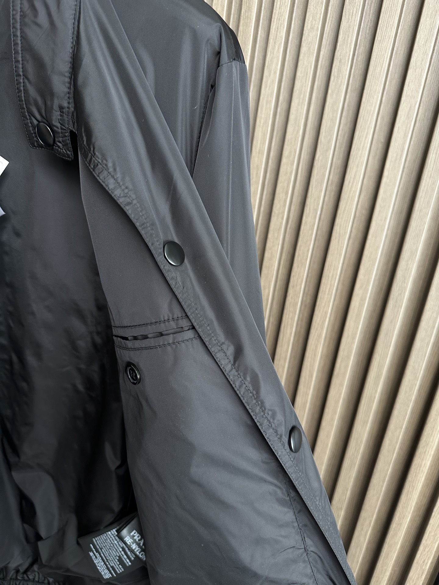 PRADA n級コピー ブラック ナイロンショートジャケット モード感あふれる定番モデル|スーパーコピーn級優良店 8 PRADA n級コピー ブラック ナイロンショートジャケット モード感あふれる定番モデル|スーパーコピー服