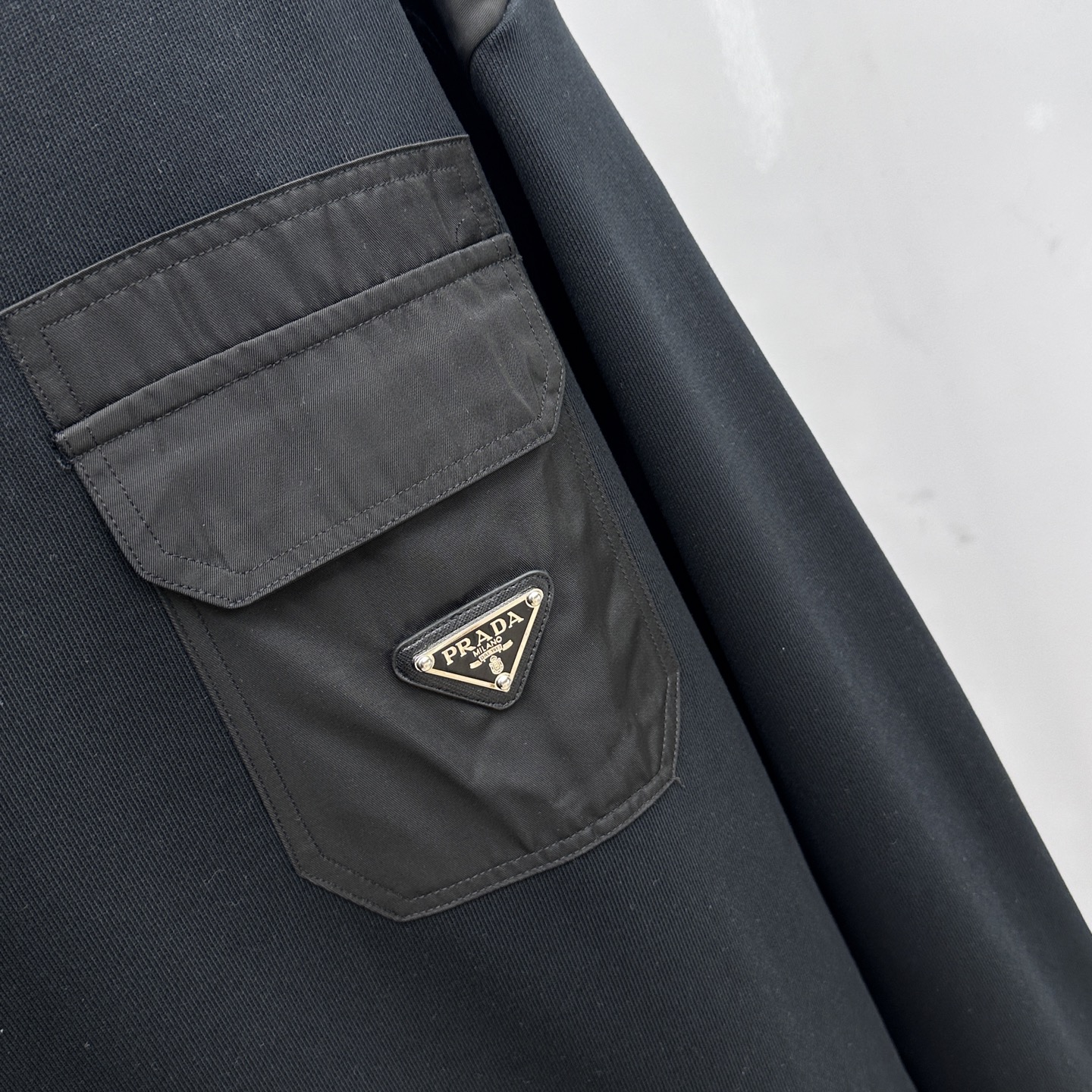 PRADA 偽物 バレない再現度 ロゴポケット付き スウェットシャツ 定番カラー2色|スーパーコピーn級優良店 7 PRADA 偽物 バレない再現度 ロゴポケット付き スウェットシャツ 定番カラー2色|スーパーコピー服