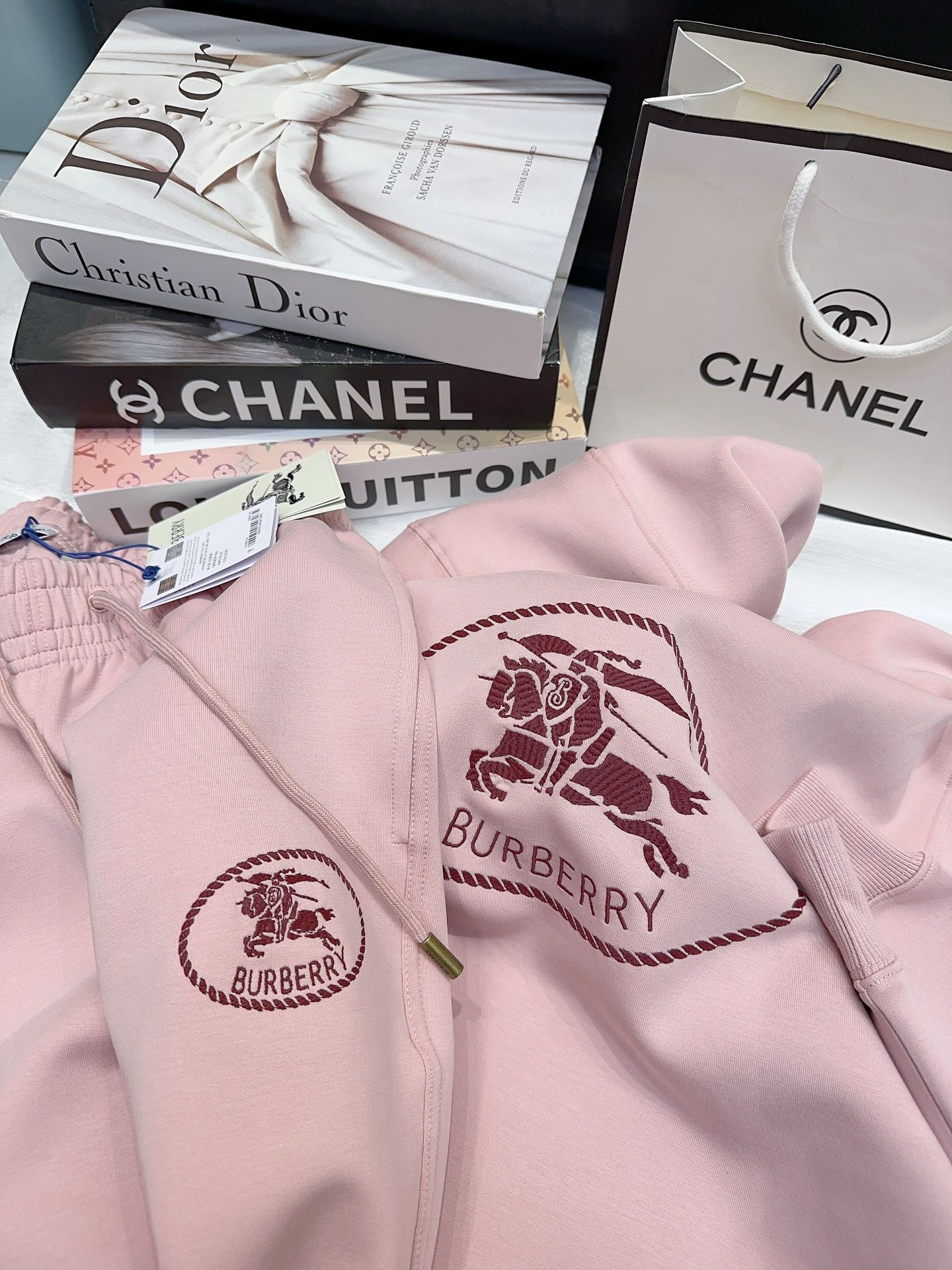 バーバリー n級コピー ピンクフーディーセットアップ 柔らかな上質素材の人気モデル|スーパーコピーn級優良店 4 バーバリー n級コピー ピンクフーディーセットアップ 柔らかな上質素材の人気モデル|スーパーコピー服