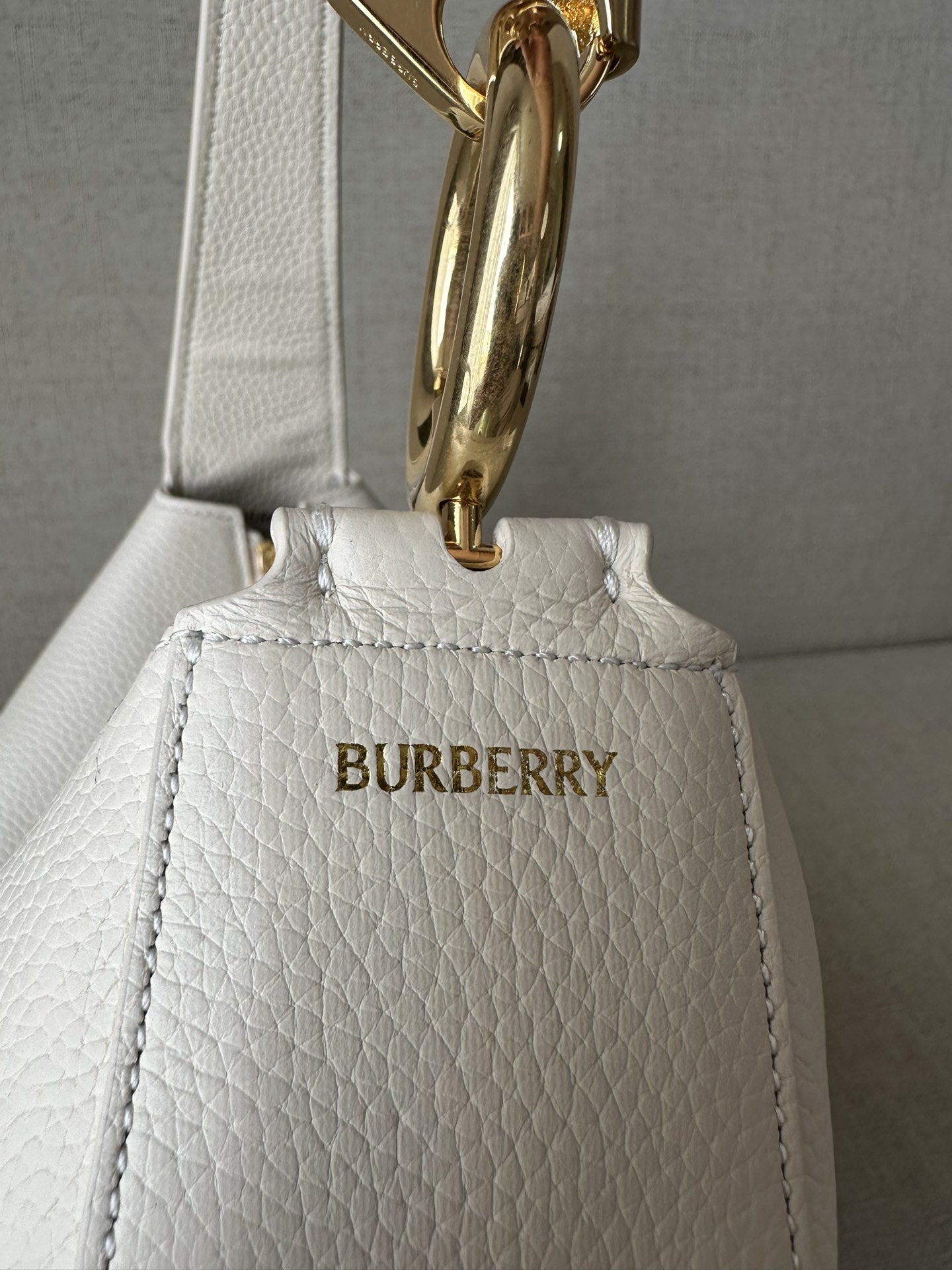 バーバリー スーパーコピー 優良サイト ホワイト本革 半月バッグ 金具ディテール付き|スーパーコピーn級優良店 3 バーバリー スーパーコピー 優良サイト ホワイト本革 半月バッグ 金具ディテール付き|スーパーコピー服