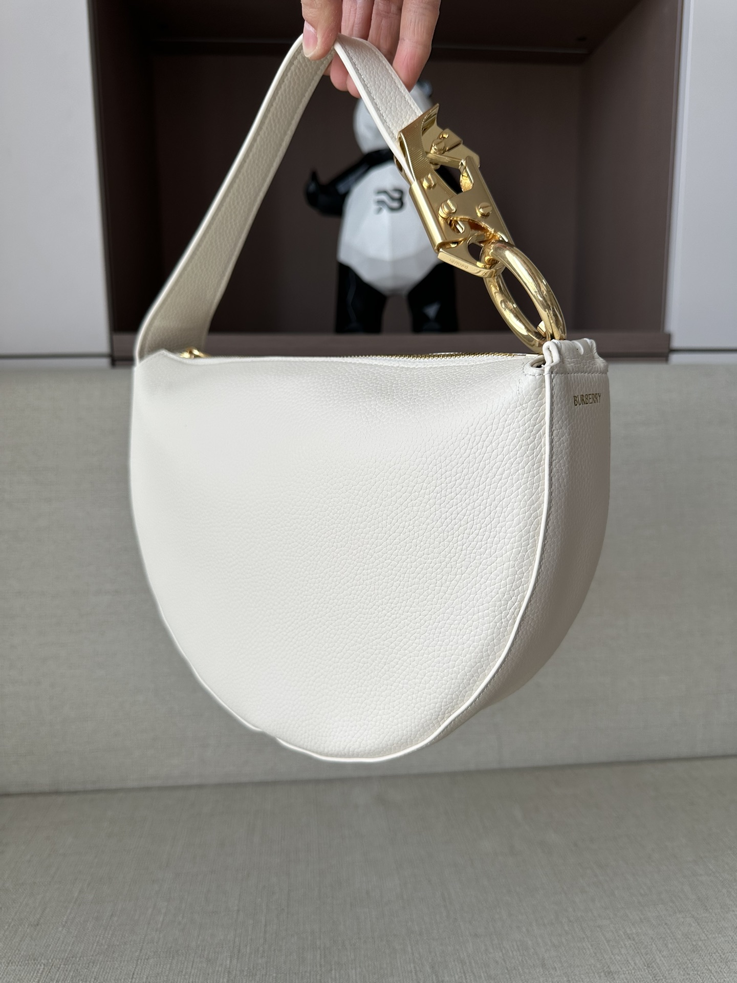 バーバリー スーパーコピー 優良サイト ホワイト本革 半月バッグ 金具ディテール付き|スーパーコピーn級優良店 8 バーバリー スーパーコピー 優良サイト ホワイト本革 半月バッグ 金具ディテール付き|スーパーコピー服