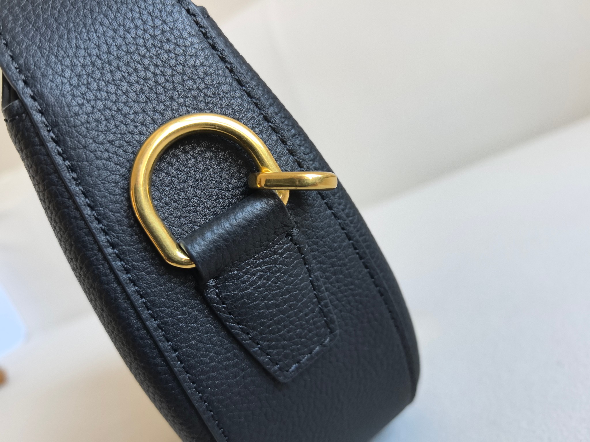 バーバリー スーパーコピー 優良サイト ブラックレザー 半月型バッグ ゴールド金具仕上げ|スーパーコピーn級優良店 2 バーバリー スーパーコピー 優良サイト ブラックレザー 半月型バッグ ゴールド金具仕上げ|スーパーコピー服