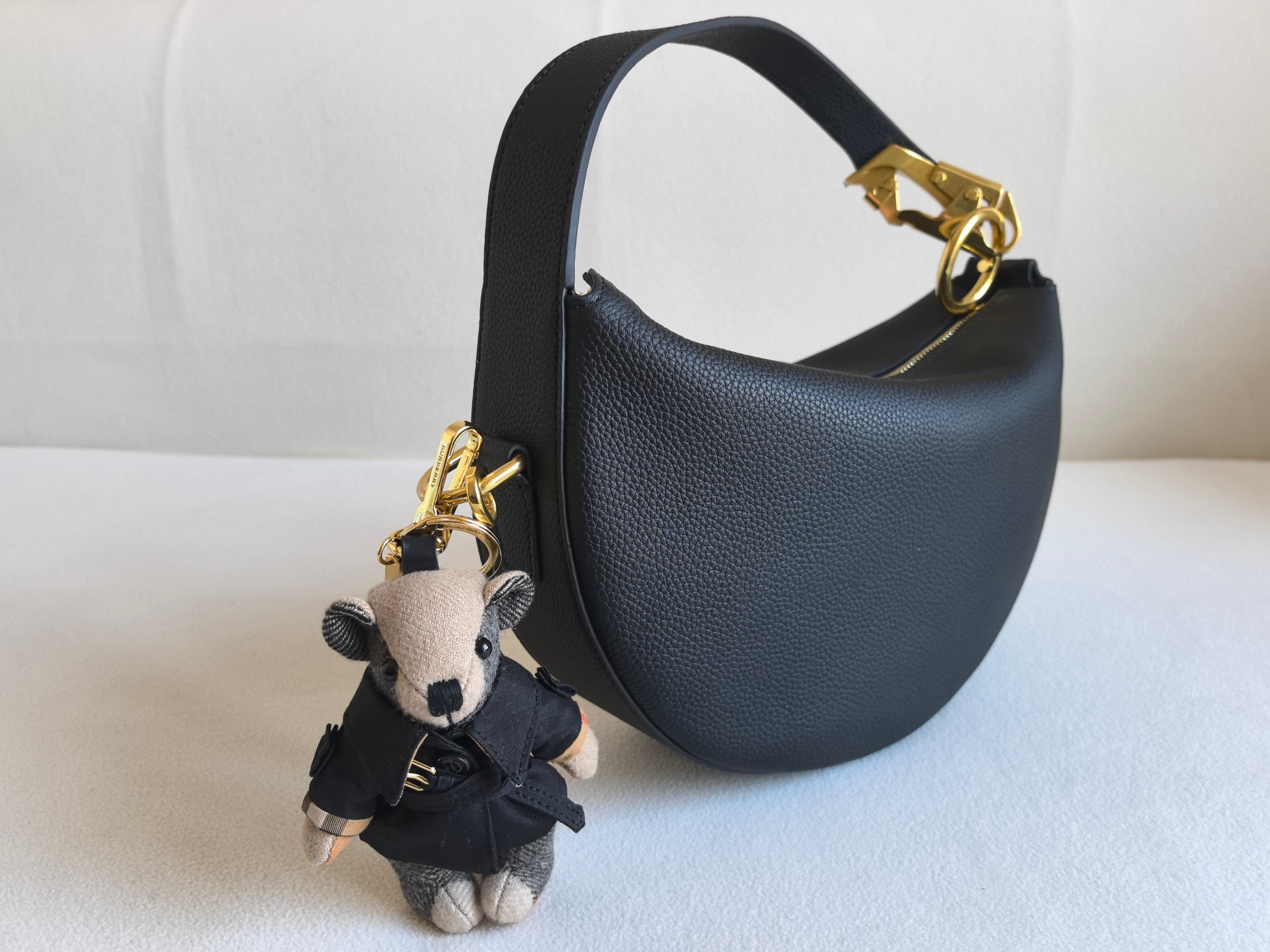 バーバリー スーパーコピー 優良サイト ブラックレザー 半月型バッグ ゴールド金具仕上げ|スーパーコピーn級優良店 3 バーバリー スーパーコピー 優良サイト ブラックレザー 半月型バッグ ゴールド金具仕上げ|スーパーコピー服