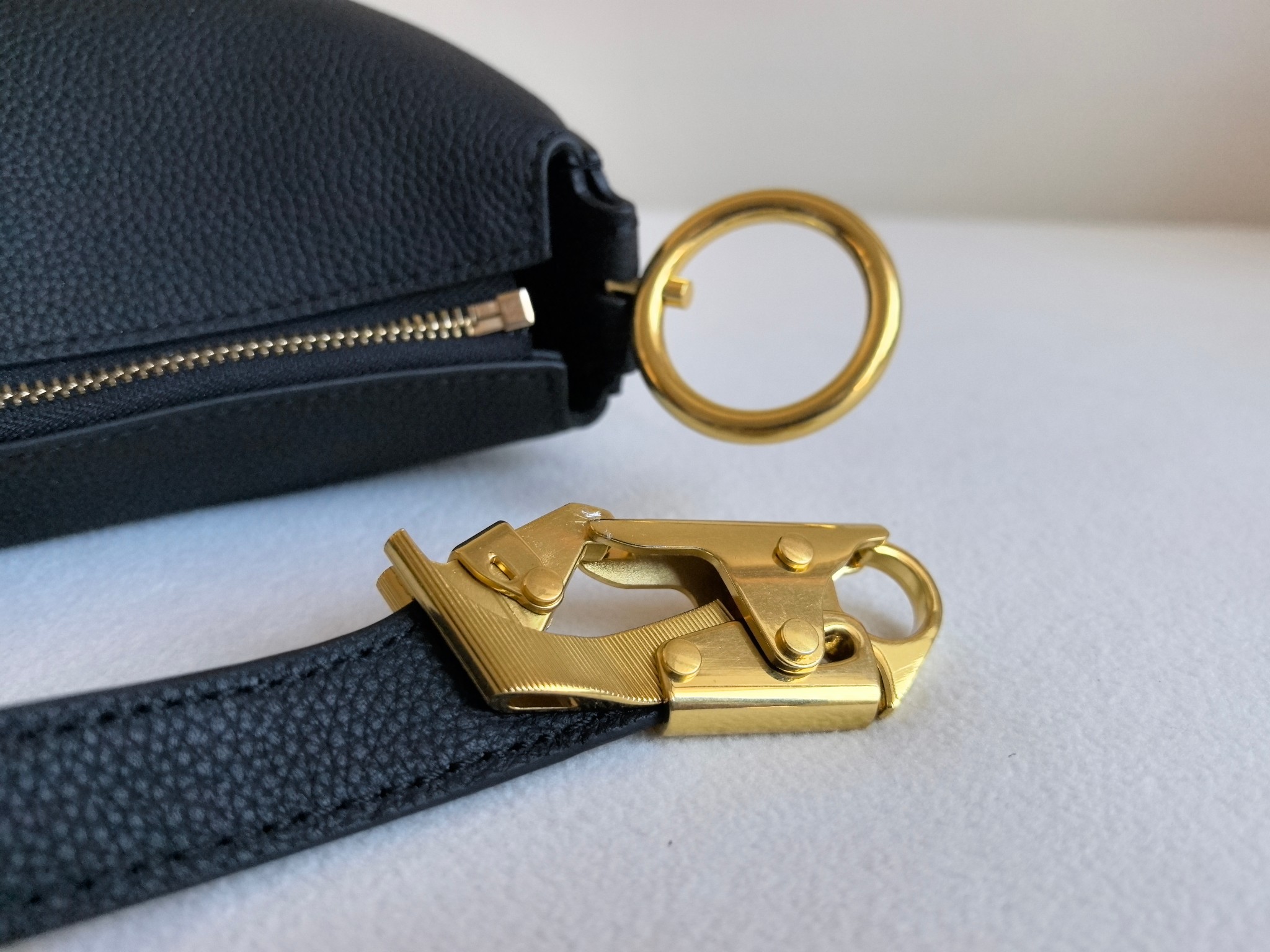 バーバリー スーパーコピー 優良サイト ブラックレザー 半月型バッグ ゴールド金具仕上げ|スーパーコピーn級優良店 5 バーバリー スーパーコピー 優良サイト ブラックレザー 半月型バッグ ゴールド金具仕上げ|スーパーコピー服