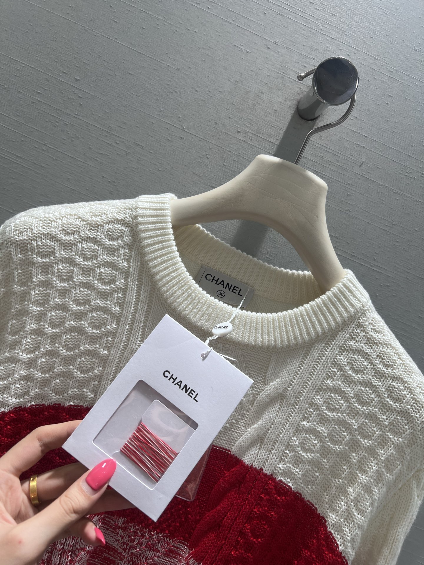 シャネル スーパーコピー 優良サイト 赤白ケーブルニットセーター CCブローチ付 2025秋冬 高評価 通気性|スーパーコピーn級優良店 4 シャネル スーパーコピー 優良サイト 赤白ケーブルニットセーター CCブローチ付 2025秋冬 高評価 通気性|スーパーコピー服