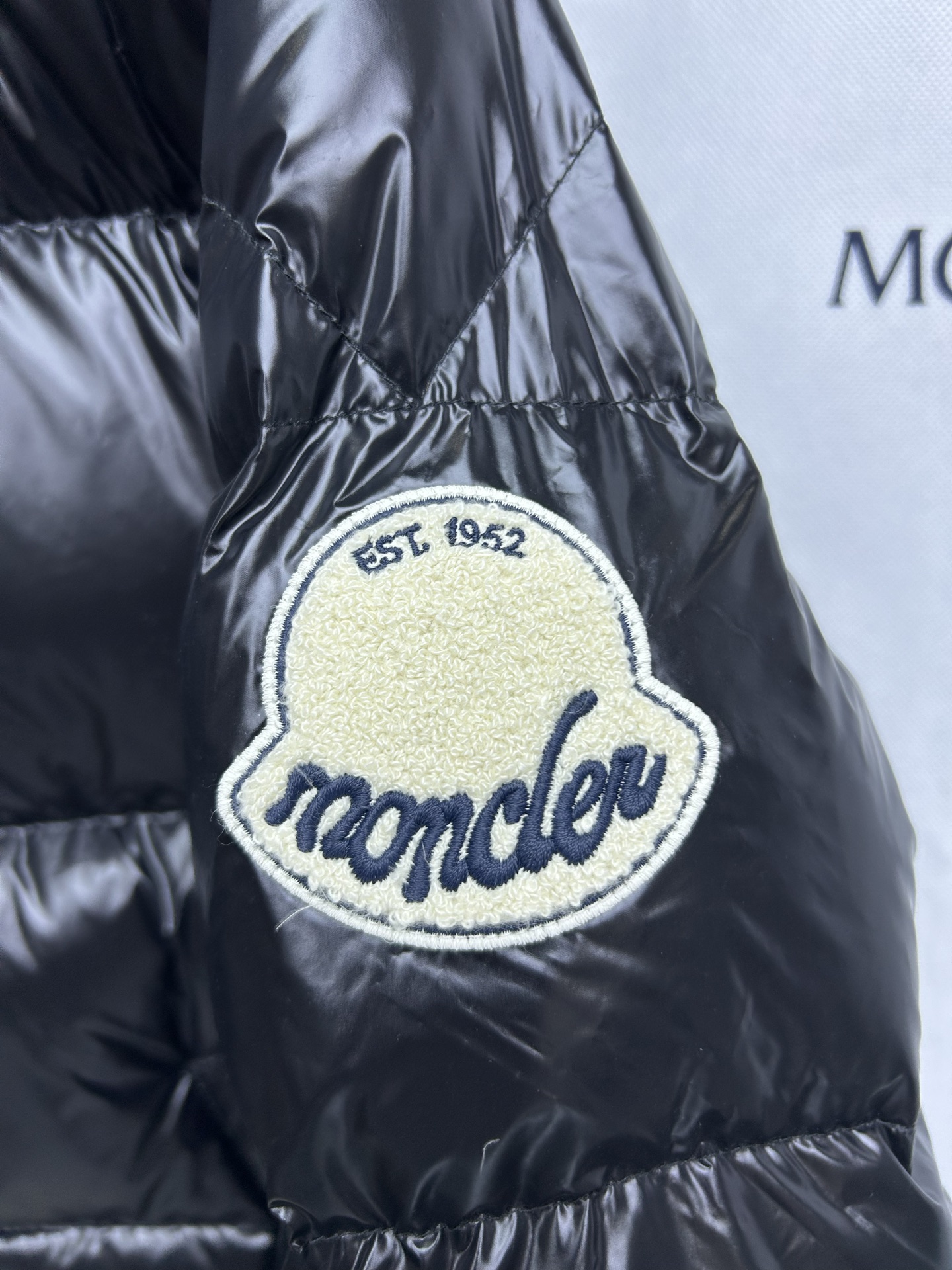 モンクレール スーパーコピー ダウンジャケット ブラック 光沢仕上げ|スーパーコピーn級優良店 8 モンクレール スーパーコピー ダウンジャケット ブラック 光沢仕上げ|スーパーコピー服