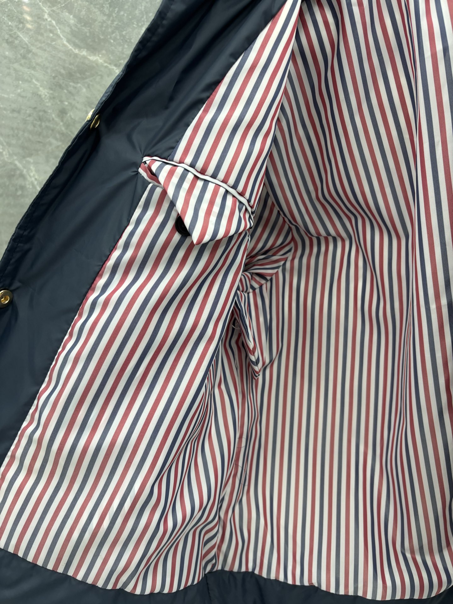 トムブラウン n級コピー 4BAR ダウンジャケット ネイビー 上質感漂う冬定番アウター|スーパーコピーn級優良店 8 トムブラウン n級コピー 4BAR ダウンジャケット ネイビー 上質感漂う冬定番アウター|スーパーコピー服