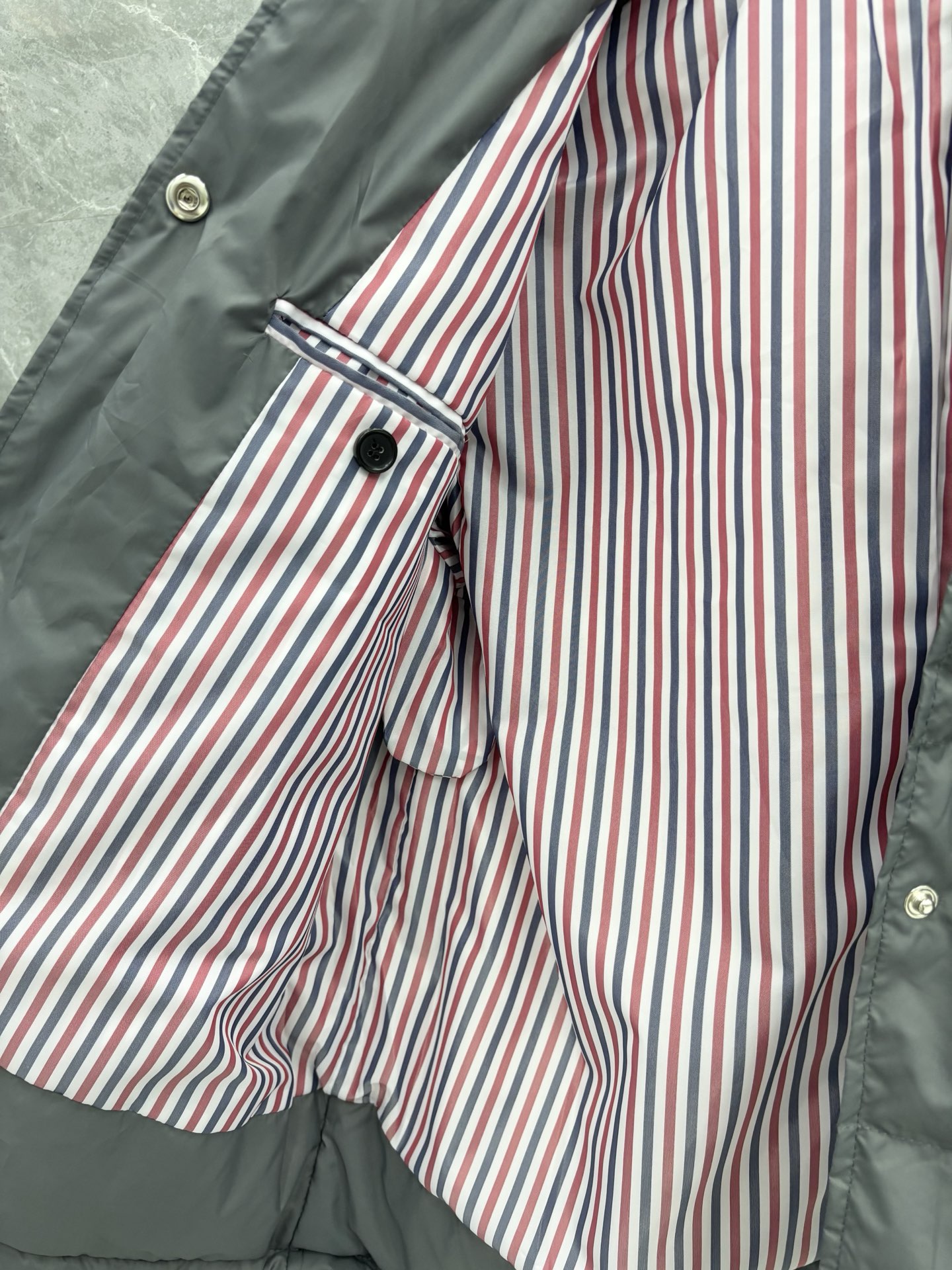 トムブラウン 芸能人偽物 4BAR グレーダウンジャケット 落ち着いた色味が魅力の冬人気アウター|スーパーコピーn級優良店 8 トムブラウン 芸能人偽物 4BAR グレーダウンジャケット 落ち着いた色味が魅力の冬人気アウター|スーパーコピー服