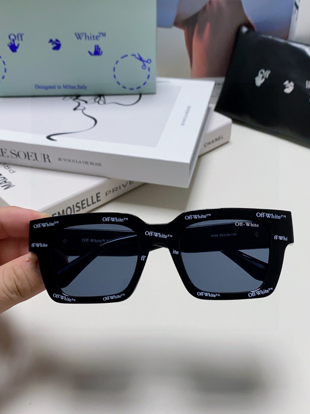 Off-White n級コピー 総柄ロゴスクエアサングラス・ゴールドアロー装飾・ストリート映え仕様|スーパーコピーn級優良店 4 Off-White n級コピー 総柄ロゴスクエアサングラス・ゴールドアロー装飾・ストリート映え仕様|スーパーコピー服