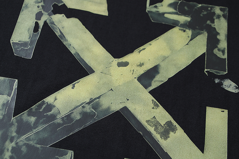 Off-White n級コピー ロゴ×アローモチーフTシャツ ムード感ある染め風プリントの人気デザイン|スーパーコピーn級優良店 8 Off-White n級コピー ロゴ×アローモチーフTシャツ ムード感ある染め風プリントの人気デザイン|スーパーコピー服