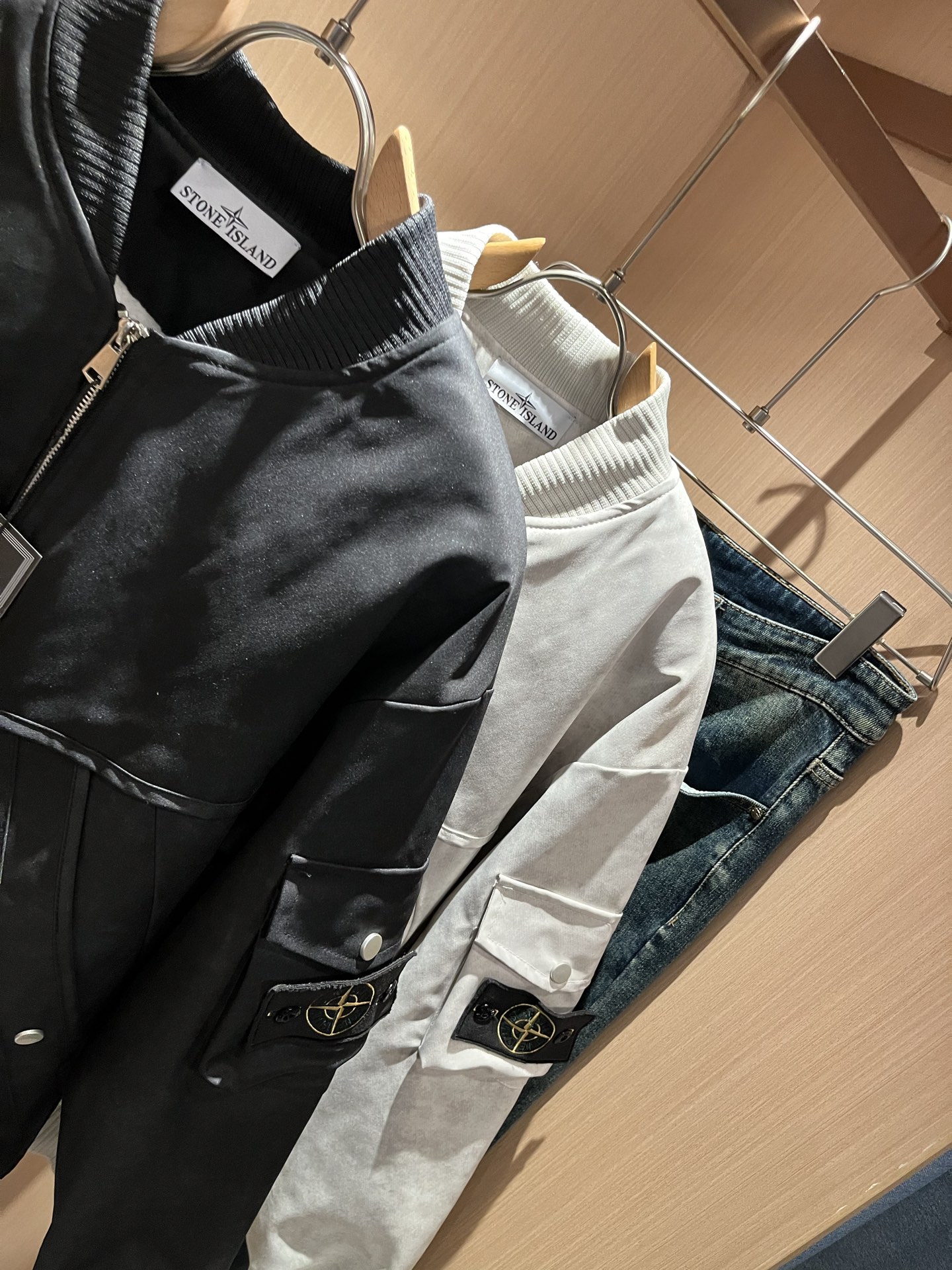 ストーンアイランド n級コピー ジップアップジャケット ブラック ワッペン仕様 機能性|スーパーコピーn級優良店 4 ストーンアイランド n級コピー ジップアップジャケット ブラック ワッペン仕様 機能性|スーパーコピー服