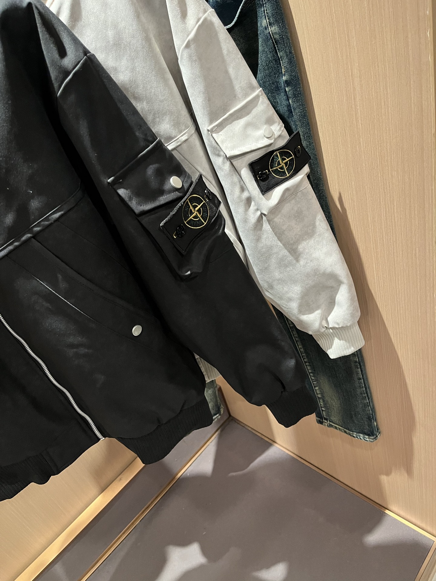 ストーンアイランド n級コピー ジップアップジャケット ブラック ワッペン仕様 機能性|スーパーコピーn級優良店 5 ストーンアイランド n級コピー ジップアップジャケット ブラック ワッペン仕様 機能性|スーパーコピー服