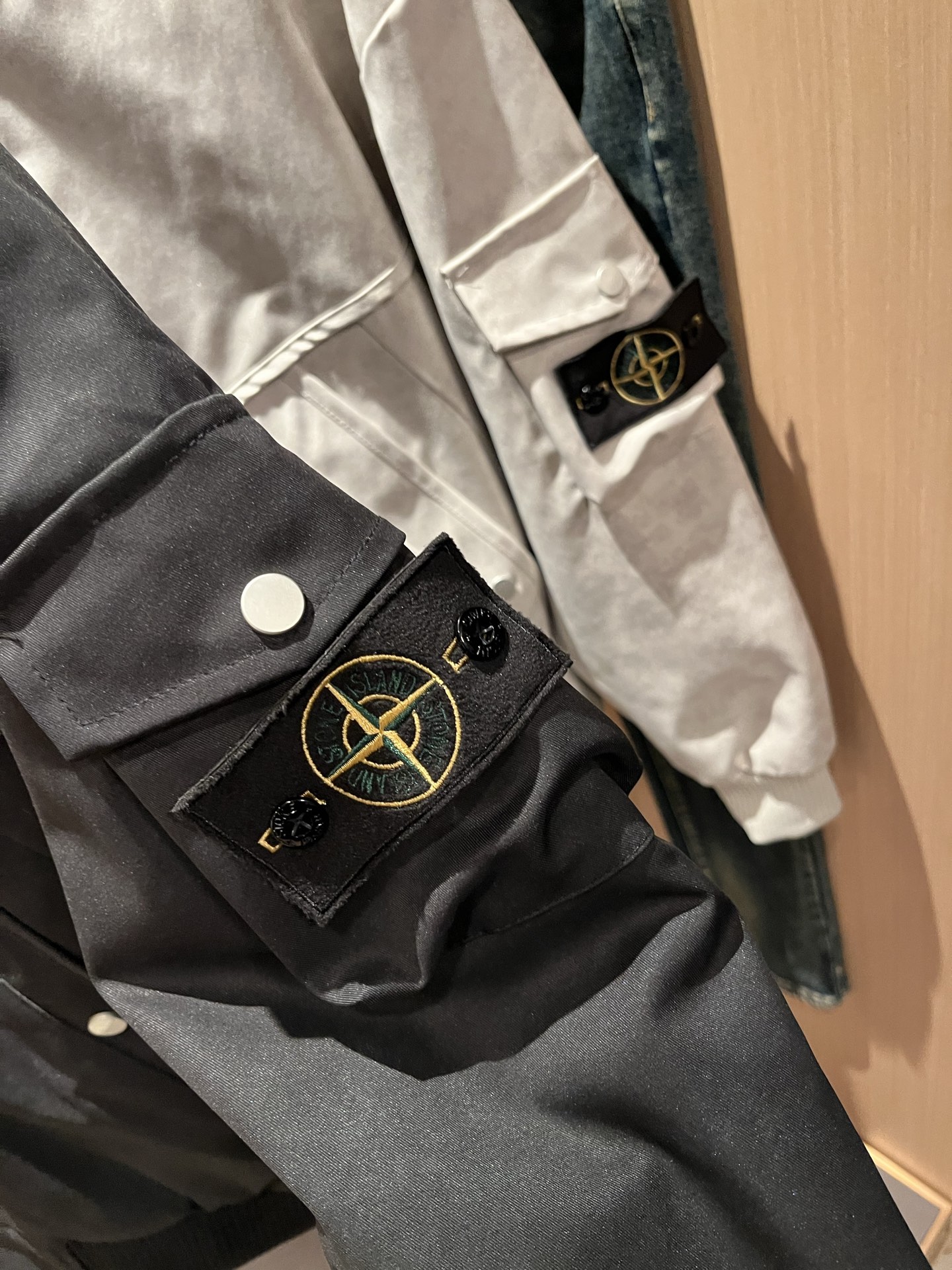 ストーンアイランド n級コピー ジップアップジャケット ブラック ワッペン仕様 機能性|スーパーコピーn級優良店 6 ストーンアイランド n級コピー ジップアップジャケット ブラック ワッペン仕様 機能性|スーパーコピー服