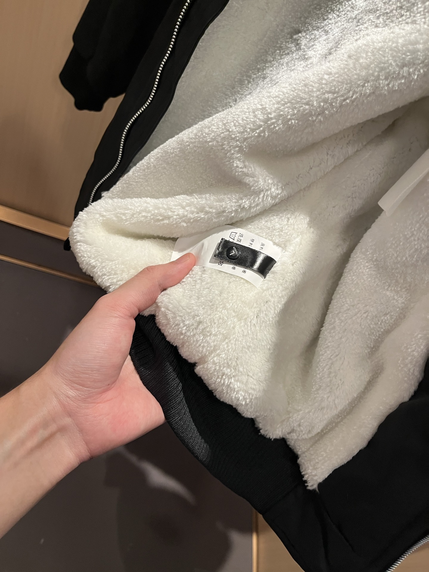 ストーンアイランド n級コピー ジップアップジャケット ブラック ワッペン仕様 機能性|スーパーコピーn級優良店 8 ストーンアイランド n級コピー ジップアップジャケット ブラック ワッペン仕様 機能性|スーパーコピー服