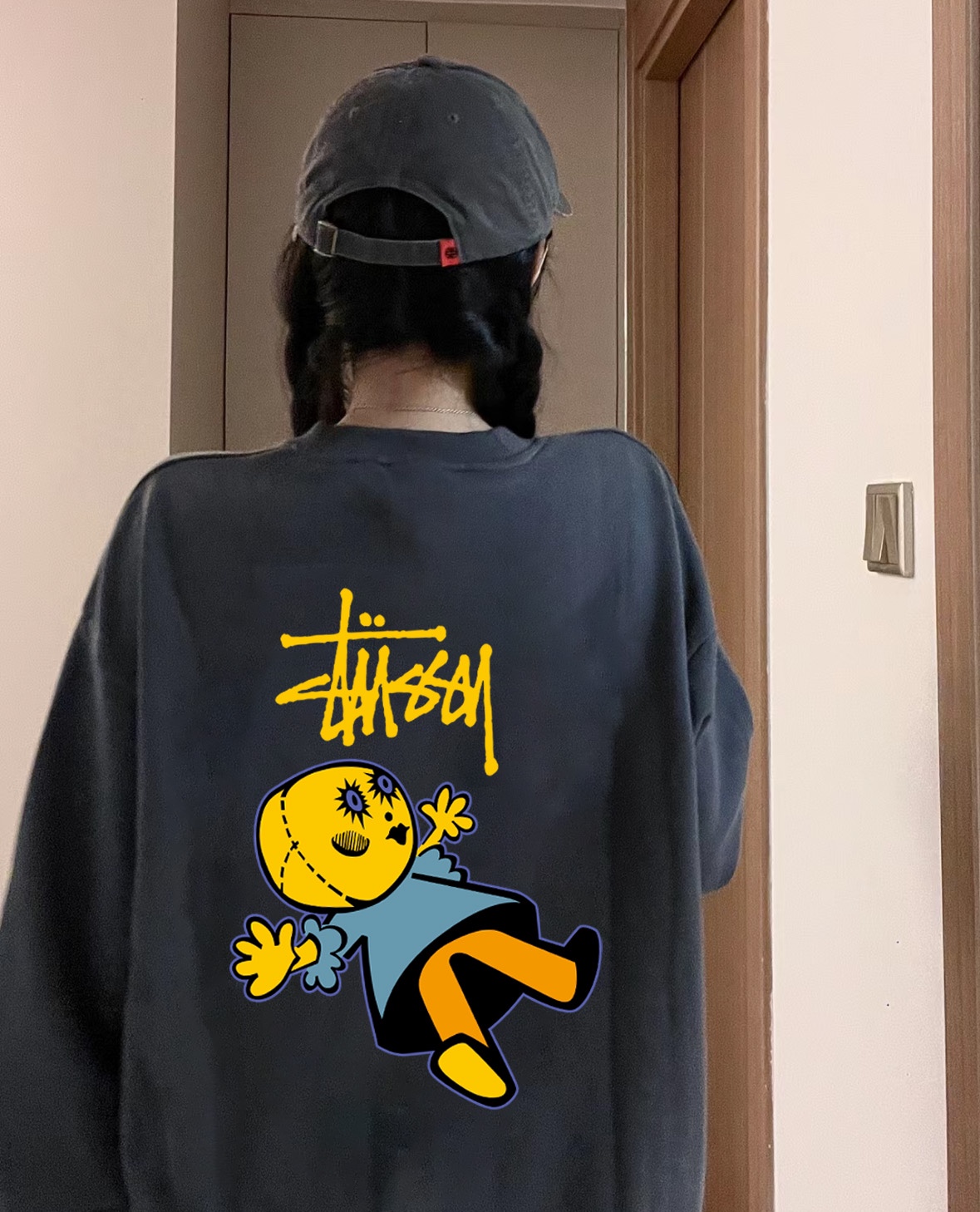 ステューシー スーパーコピー ブラック ドールプリント スウェット 2025新作 高品質 上質生地 バックグラフィック|スーパーコピーn級優良店 8 ステューシー スーパーコピー ブラック ドールプリント スウェット 2025新作 高品質 上質生地 バックグラフィック|スーパーコピー服