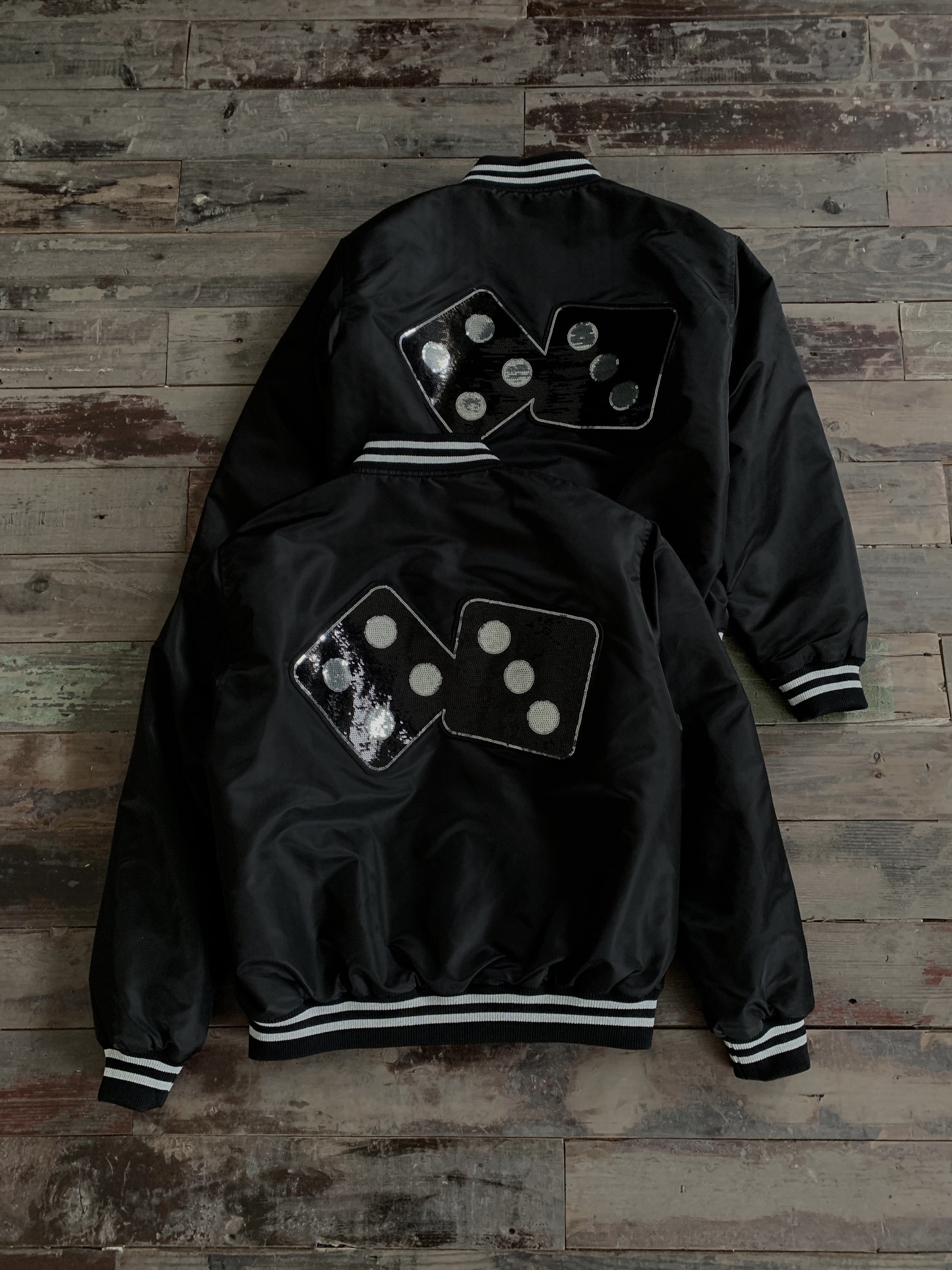 ステューシー 芸能人偽物 ダイス刺繍 サテンジャケット 光沢感×ストリート映えの存在感モデル|スーパーコピーn級優良店 1 ステューシー 芸能人偽物 ダイス刺繍 サテンジャケット 光沢感×ストリート映えの存在感モデル|スーパーコピー服