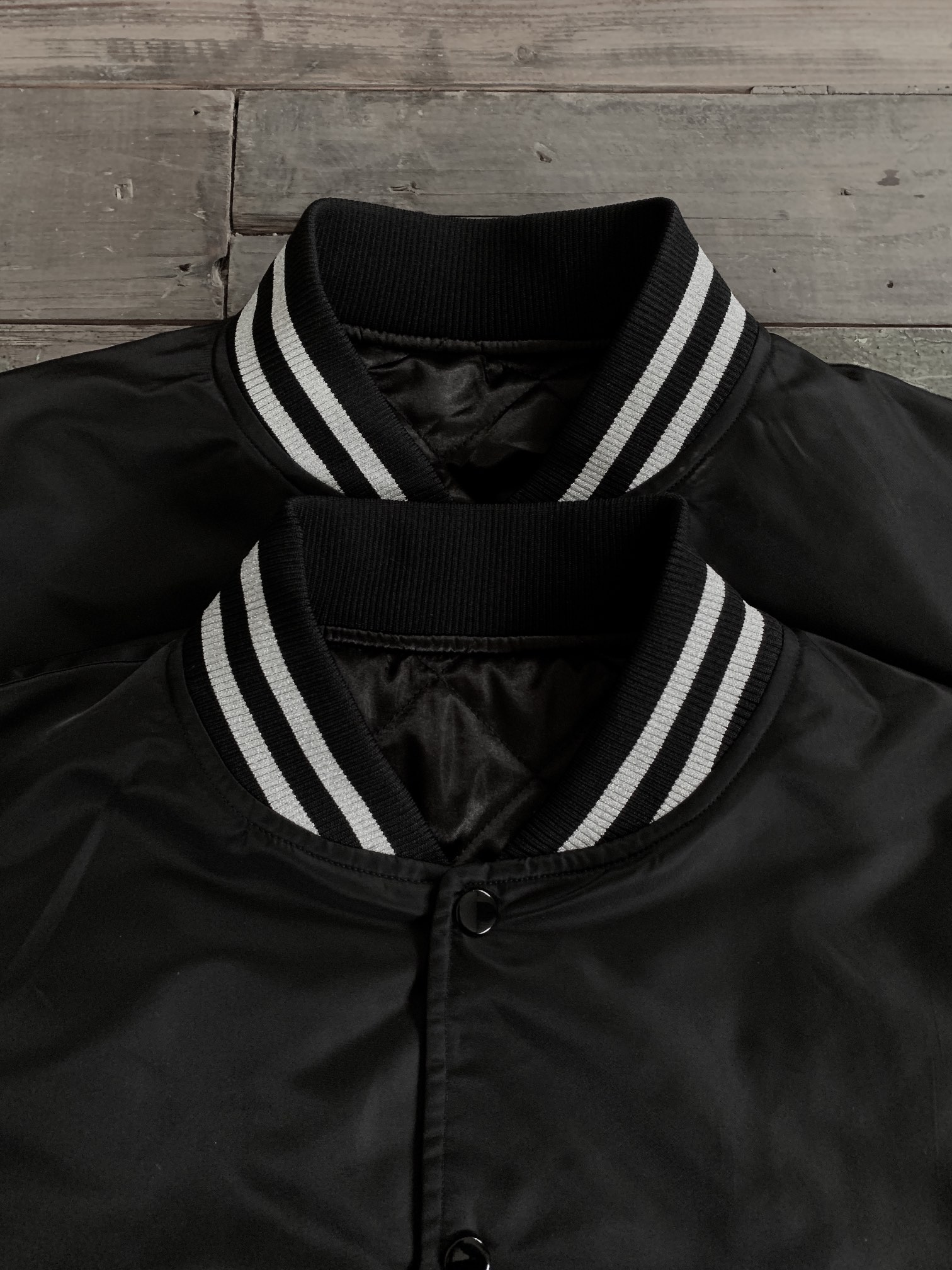 ステューシー 芸能人偽物 ダイス刺繍 サテンジャケット 光沢感×ストリート映えの存在感モデル|スーパーコピーn級優良店 2 ステューシー 芸能人偽物 ダイス刺繍 サテンジャケット 光沢感×ストリート映えの存在感モデル|スーパーコピー服