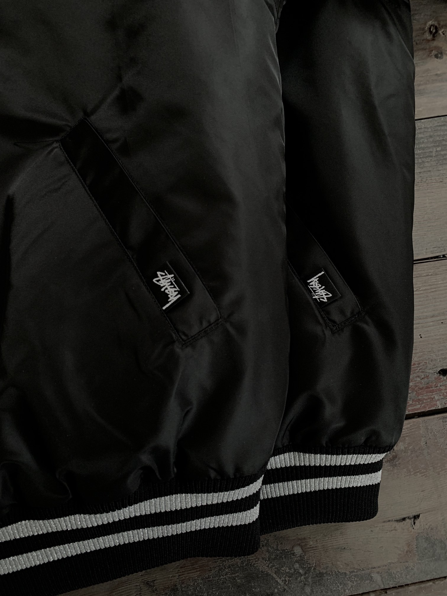 ステューシー 芸能人偽物 ダイス刺繍 サテンジャケット 光沢感×ストリート映えの存在感モデル|スーパーコピーn級優良店 3 ステューシー 芸能人偽物 ダイス刺繍 サテンジャケット 光沢感×ストリート映えの存在感モデル|スーパーコピー服