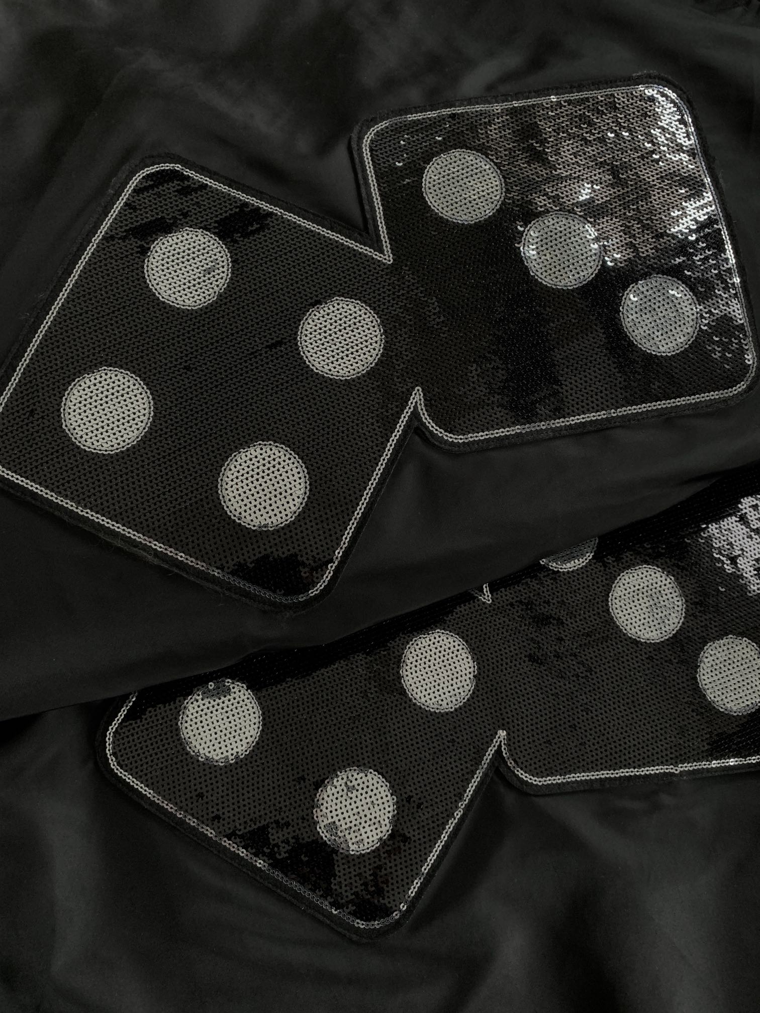 ステューシー 芸能人偽物 ダイス刺繍 サテンジャケット 光沢感×ストリート映えの存在感モデル|スーパーコピーn級優良店 4 ステューシー 芸能人偽物 ダイス刺繍 サテンジャケット 光沢感×ストリート映えの存在感モデル|スーパーコピー服