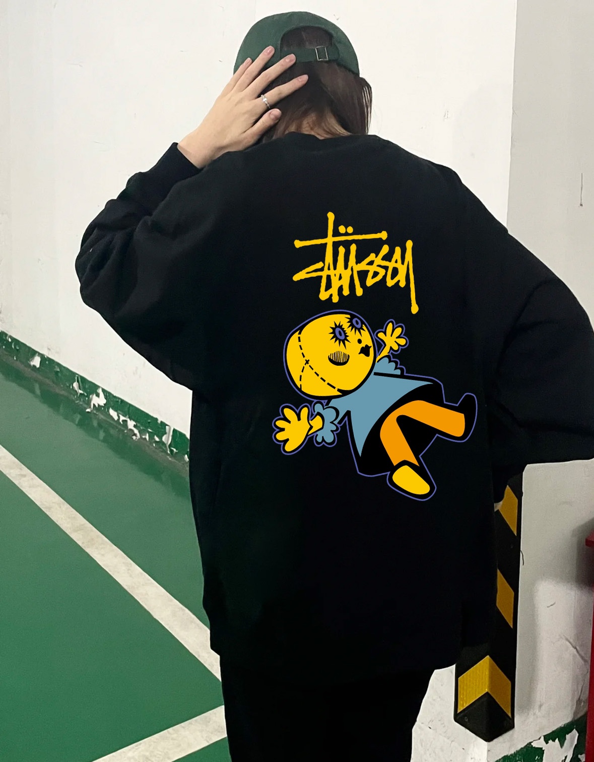 ステューシー スーパーコピー ブラック ドールプリント スウェット 2025新作 高品質 上質生地 バックグラフィック|スーパーコピーn級優良店 3 ステューシー スーパーコピー ブラック ドールプリント スウェット 2025新作 高品質 上質生地 バックグラフィック|スーパーコピー服