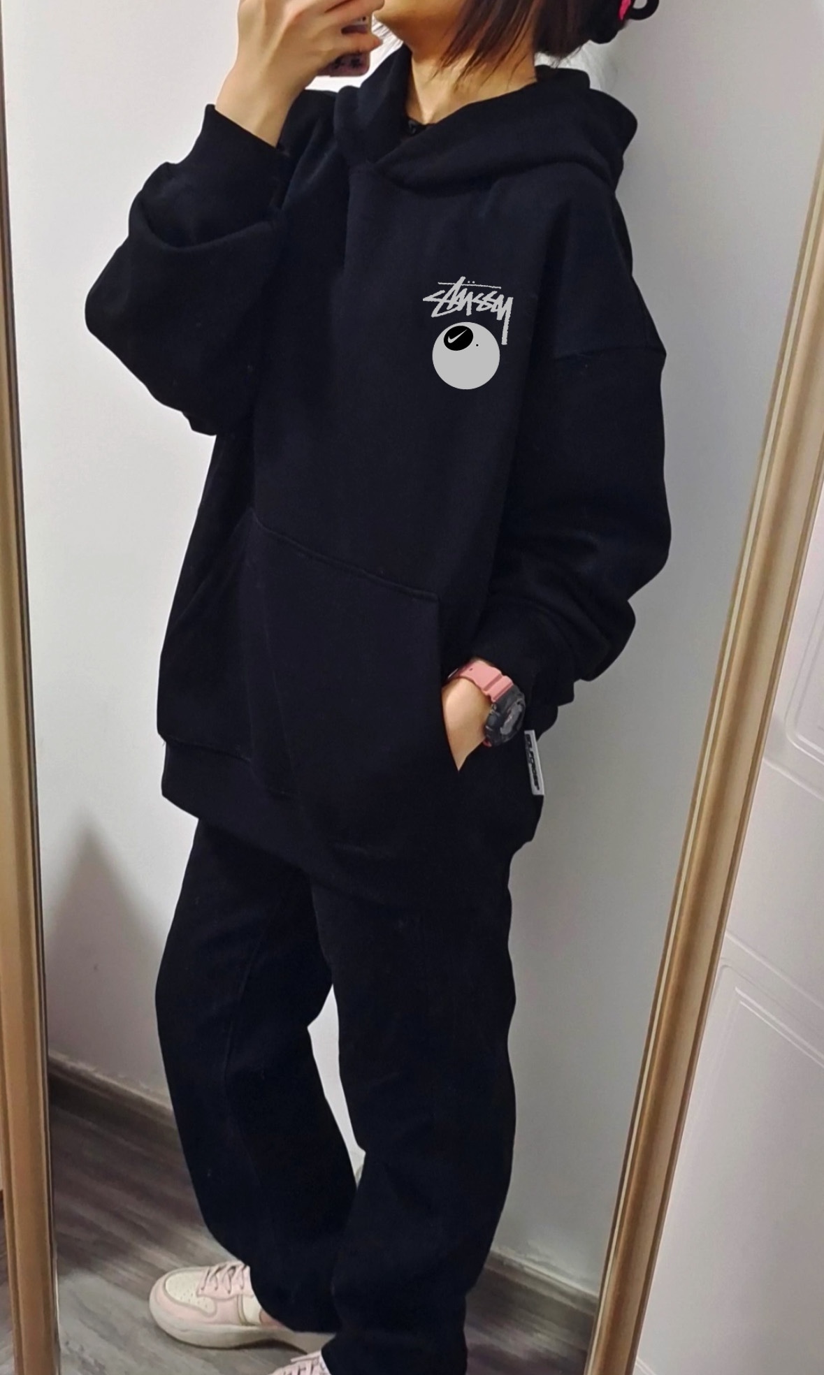 ステューシー 芸能人偽物 8ボールロゴ フーディー 清潔感ホワイト × 人気ストリート定番パーカー｜スーパーコピー服