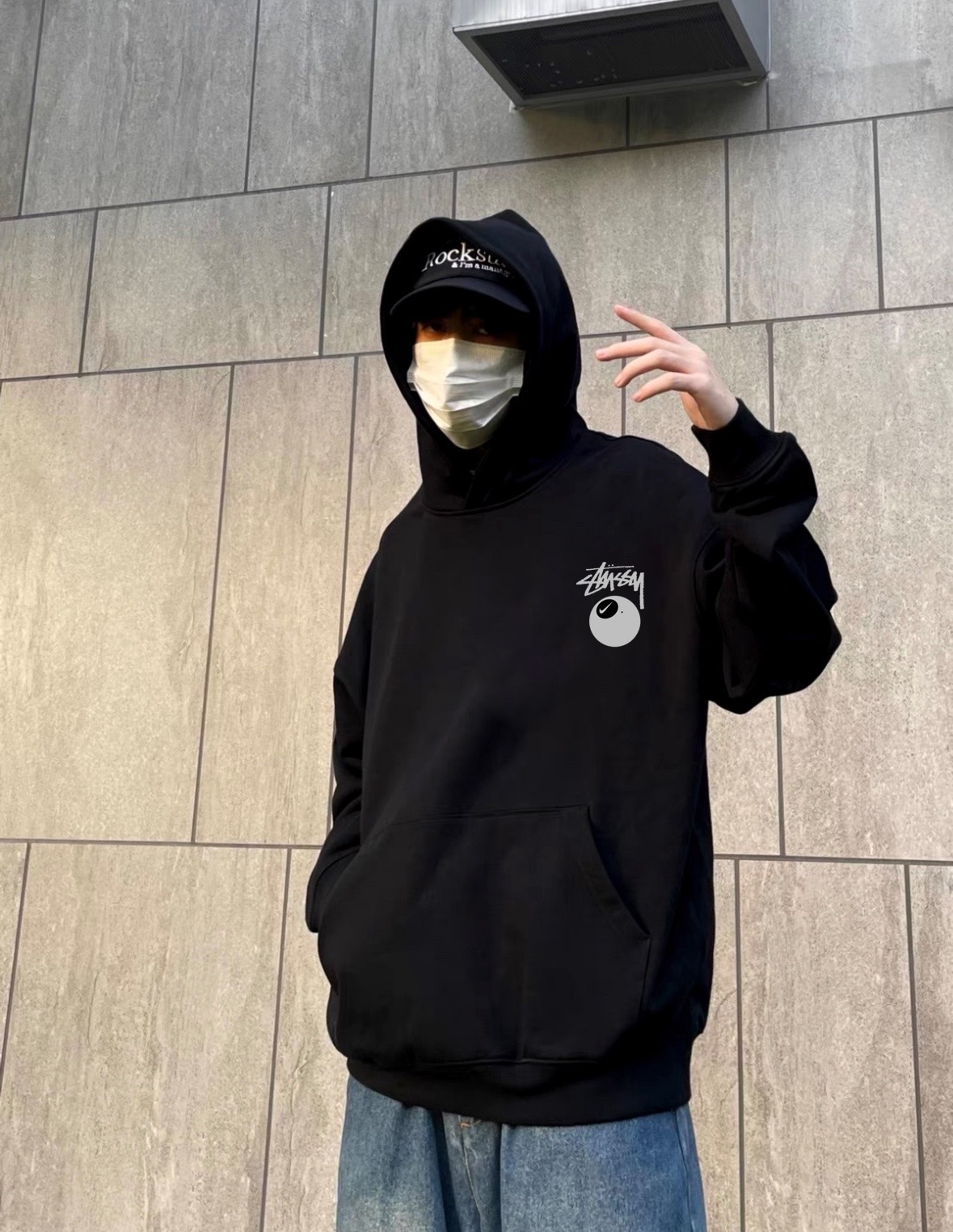 ステューシー 芸能人偽物 8ボールロゴ フーディー 清潔感ホワイト × 人気ストリート定番パーカー｜スーパーコピー服