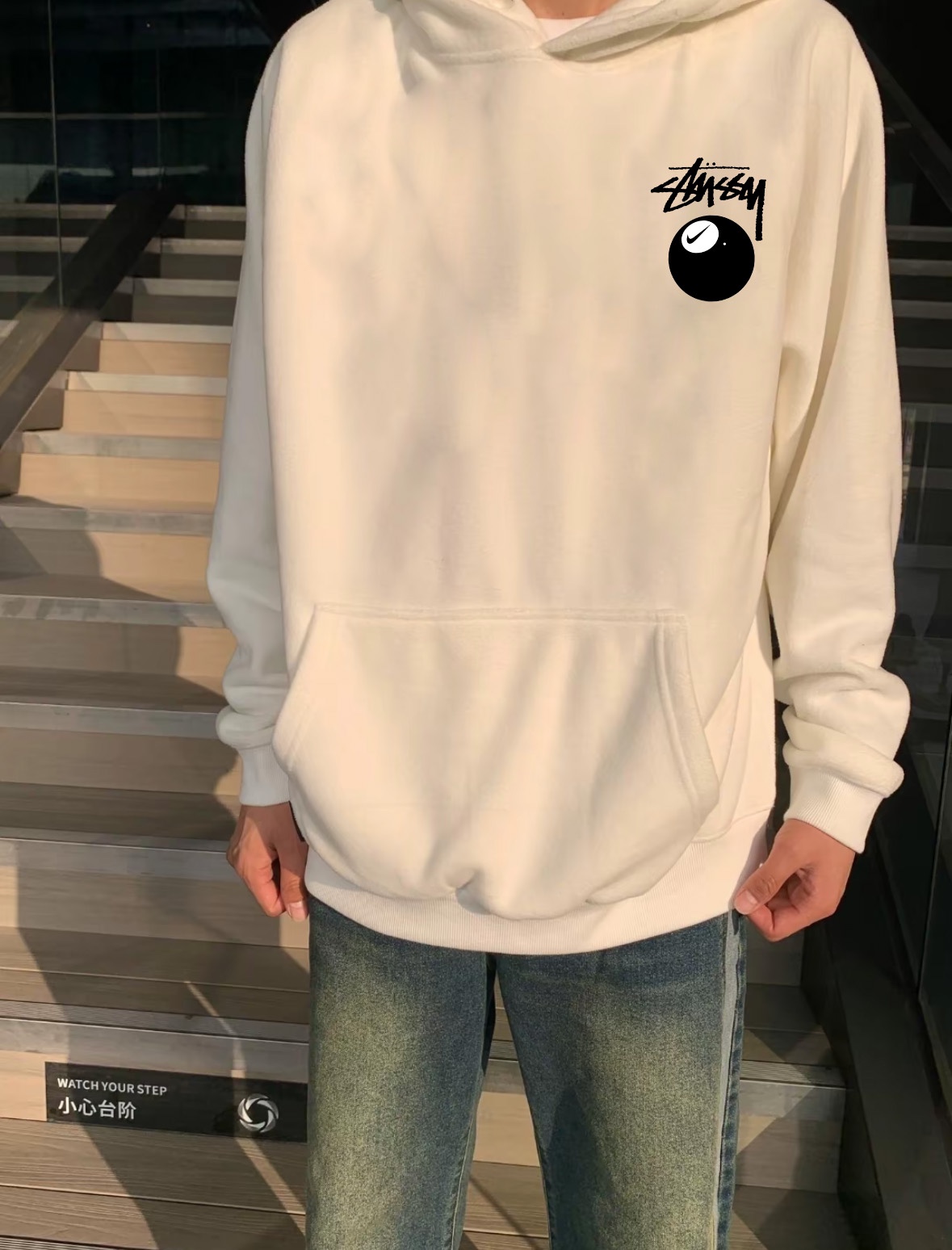ステューシー 芸能人偽物 8ボールロゴ フーディー 清潔感ホワイト × 人気ストリート定番パーカー｜スーパーコピー服