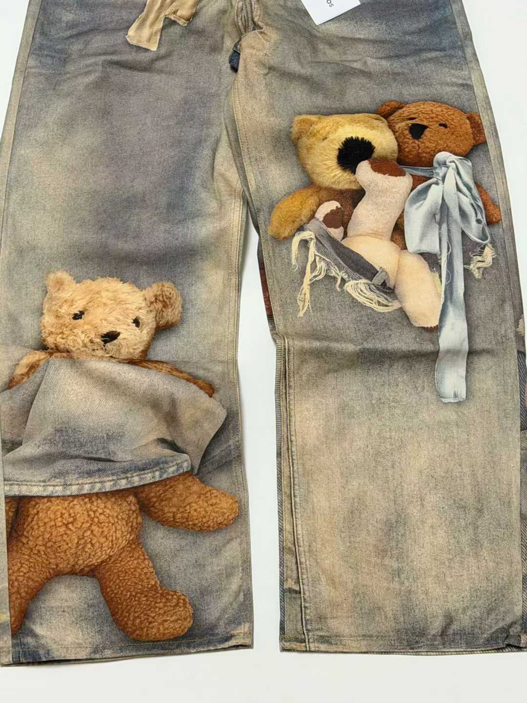 アクネ 偽物販売店 立体テディベア装飾デニムパンツ 個性派ワイドシルエット｜スーパーコピー服